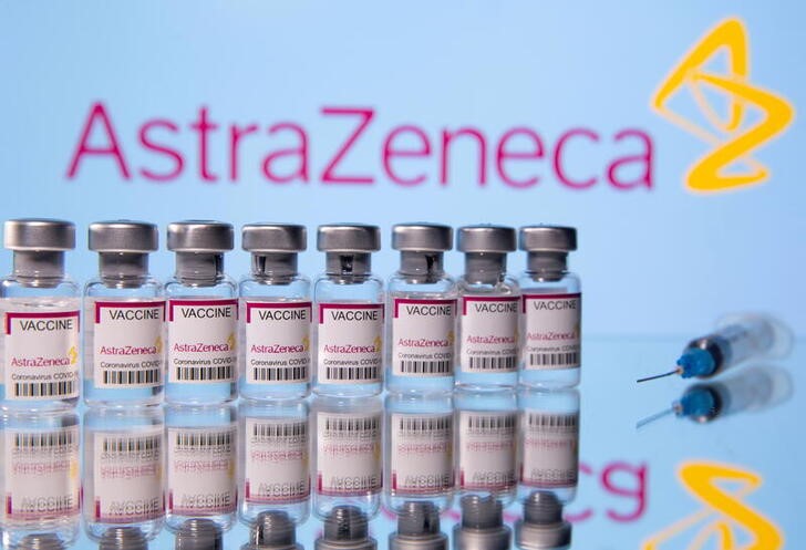 Foto de archivo de una jeringa y viales con la etiqueta de vacunas para el  COVID-19 junto al logo de Astra Zeneca
Mar 14, 2021. REUTERS/Dado Ruvic/