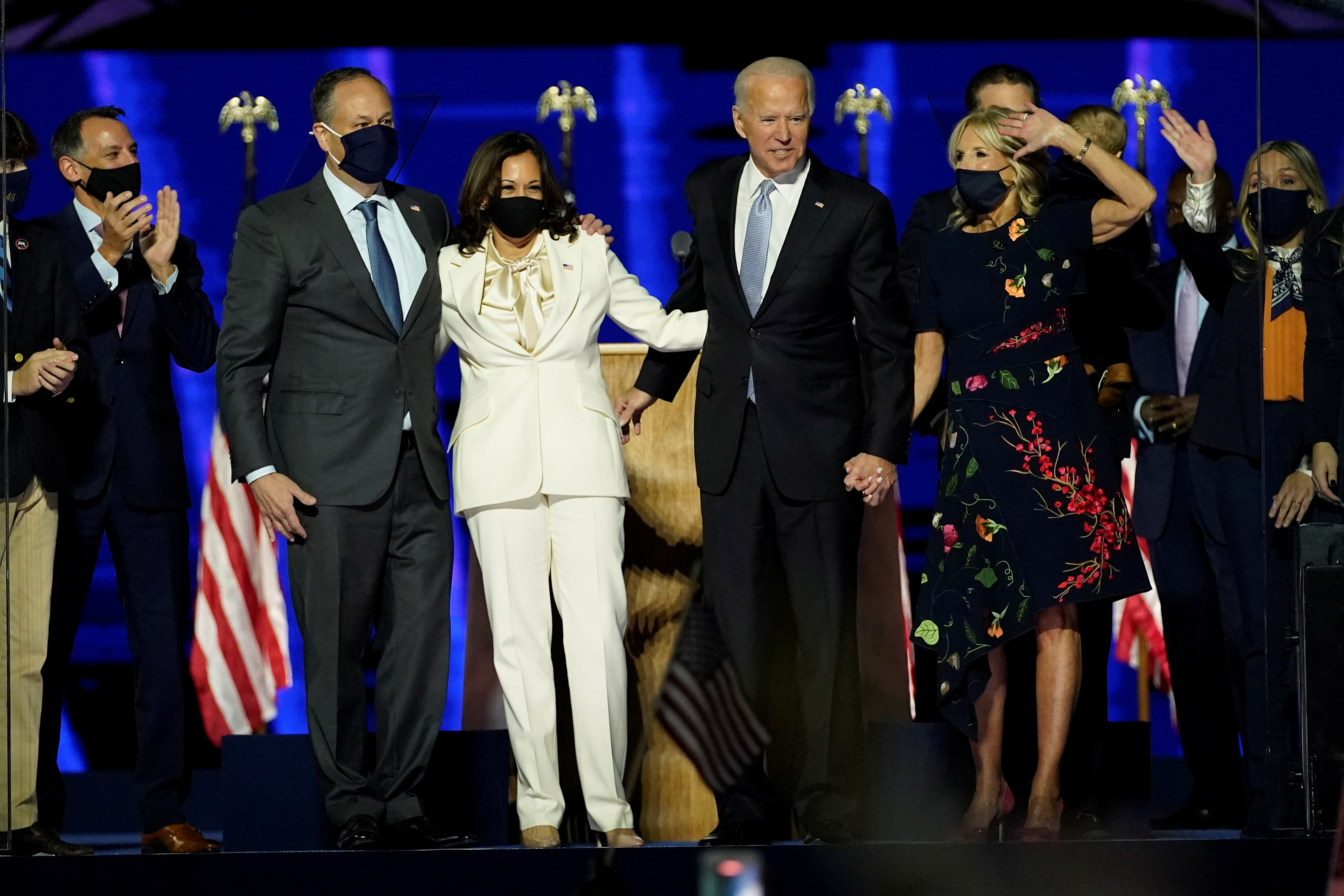 Joe Biden, su esposa Jill, la vicepresidenta electa Kamala Harris y su esposo Doug Emhoff festejan la victoria en las urnas y el regreso del Partido Demócrata a la Casa Blanca este 7 de noviembre de 2020 en Wilmington, Delaware (Andrew Harnik/Pool vía REUTERS)