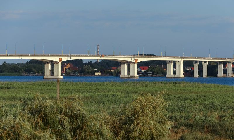 El puente Antonivskyi sobre el río Dniéper en la región de Jersón, controlada por Rusia, en el sur de Ucrania, el 23 de julio de 2022.  REUTERS/Alexander Ermochenko