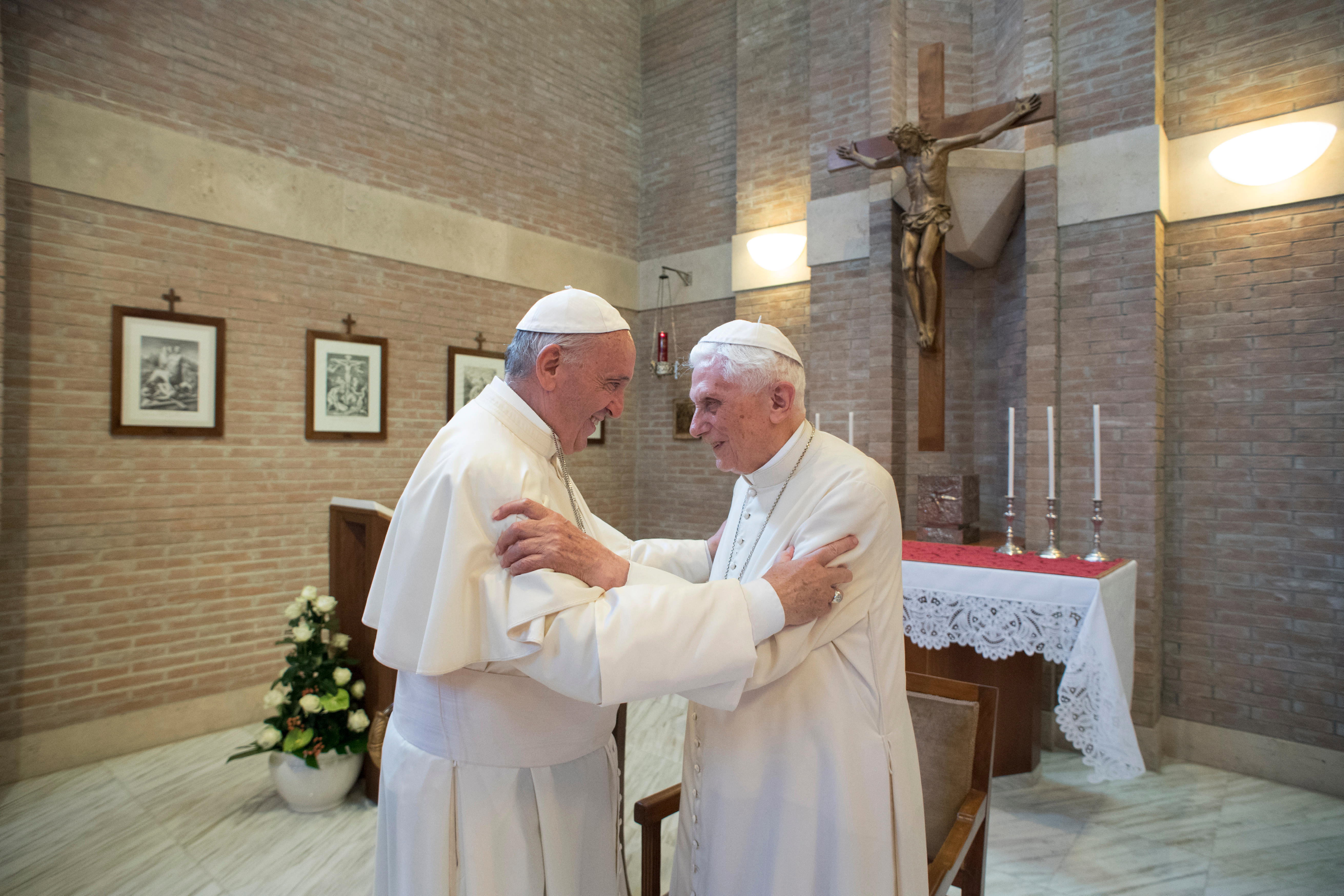 El papa Francisco, a la izquierda, abraza al papa emérito Benedicto XVI, en el Vaticano, el 28 de junio de 2017. (L'Osservatore Romano/AP, archivo)