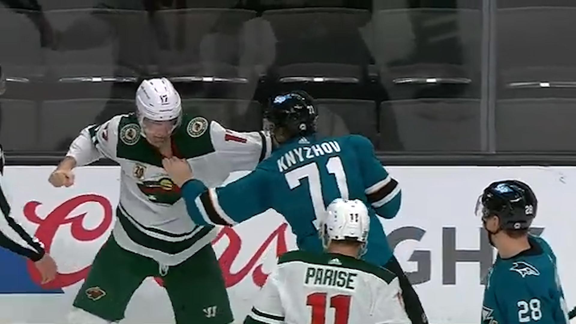 Pelea salvaje en la NHL: uno de los jugadores pidió a los árbitros que la detengan al ver el rostro ensangrentado de su rival