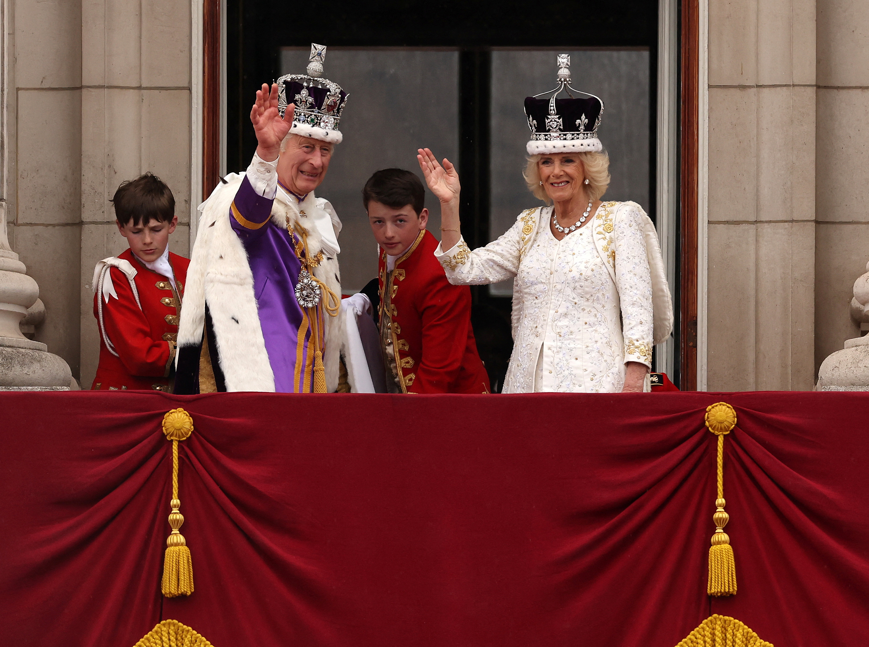 El rey Carlos y la reina Camilla saludan en el balcón del Palacio de Buckingham. Fotografiados desde el Queen Victoria Memorial. Marc Aspland/Pool vía REUTERS
