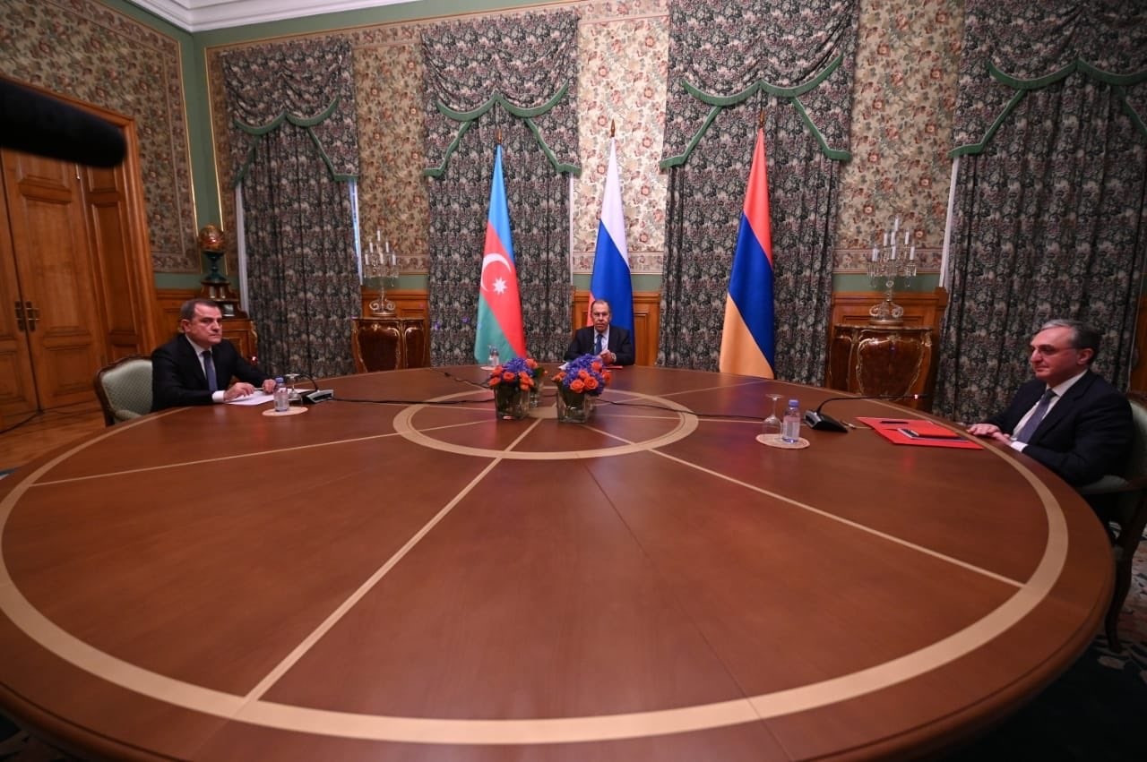 El ministro de Exteriores de Rusia, Sergei Lavrov, ha anunciado un alto el fuego "humanitario" acordado entre Armenia y Azerbaiyán a partir del sábado a mediodía para cesar las hostilidades en la región de Nagorno Karabaj
