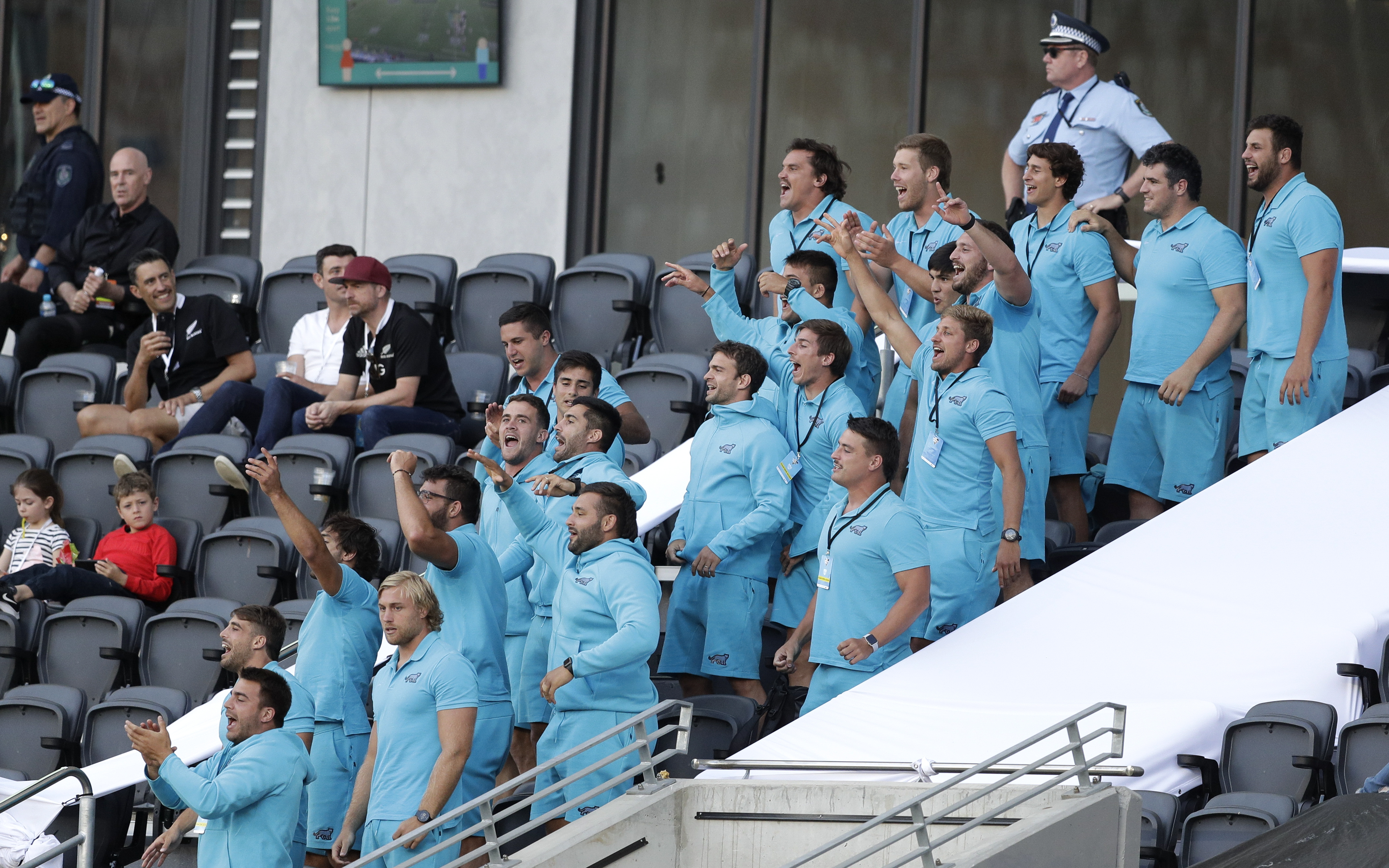 El cuerpo técnico y los jugadores que quedaron fuera de la citación deliraron en las tribunas (AP Photo/Rick Rycroft)