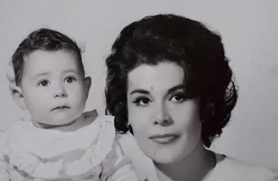 En 2019 para celebrar el 10 de mayo, Jorge Ortín publicó esta imagen de su mamá posando junto a él cuando era bebé (Foto: Instagram / @jorgeortin.actor)