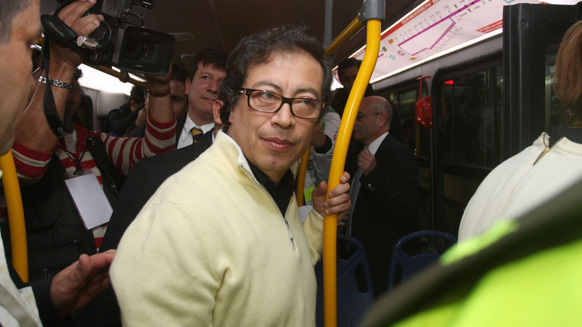 Gustavo Petro montado en TransMilenio cuando era alcalde de Bogotá. Colprensa/Germán Enciso.