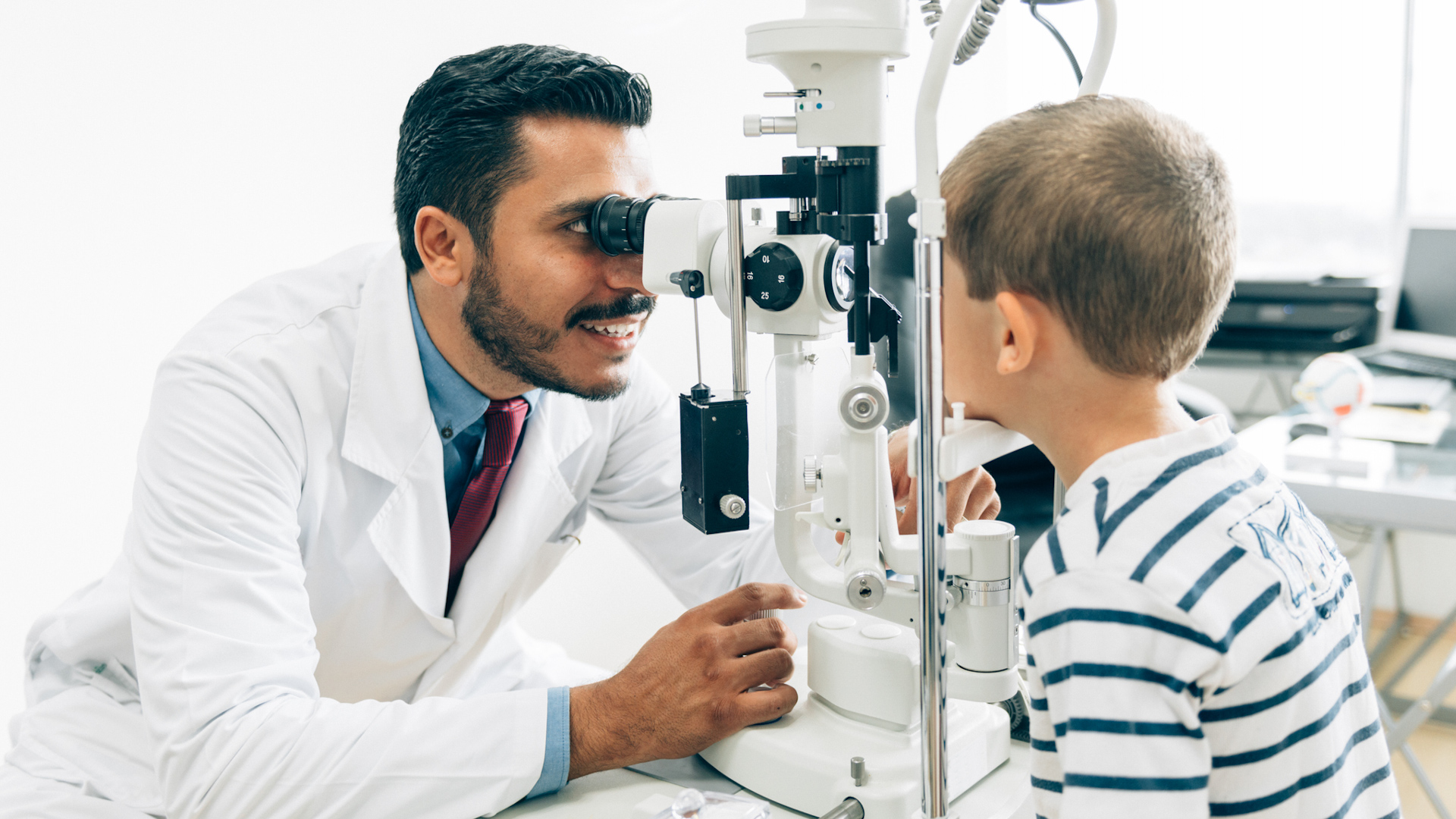 Los controles oftalmológicos en niños deben realizarse al nacimiento, los seis meses de vida, al primer, tercer y quinto año de primaria y luego una visita anual (Getty)