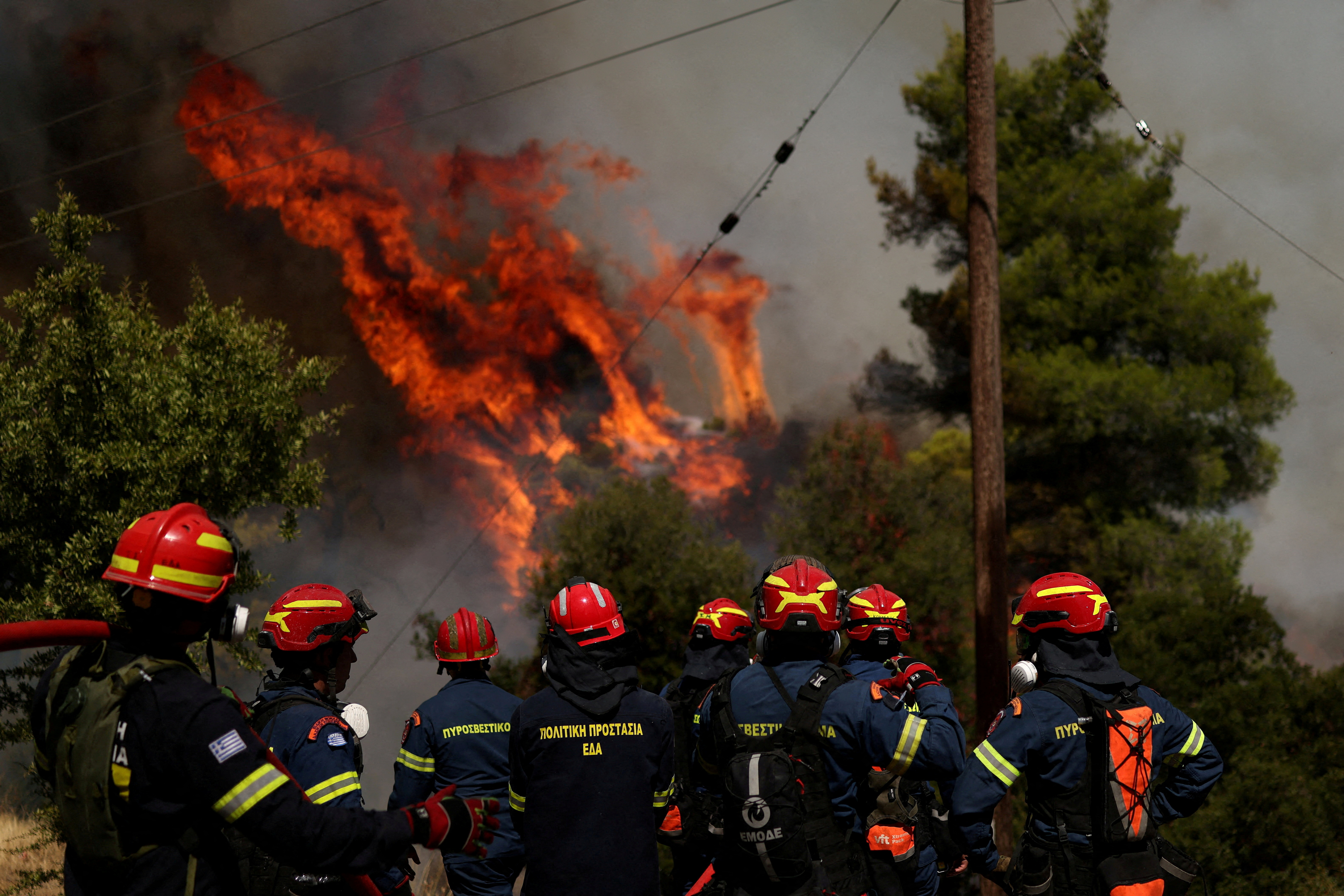 Un voraz incendio forestal oblig&oacute; a evacuar zonas residenciales cerca de Atenas