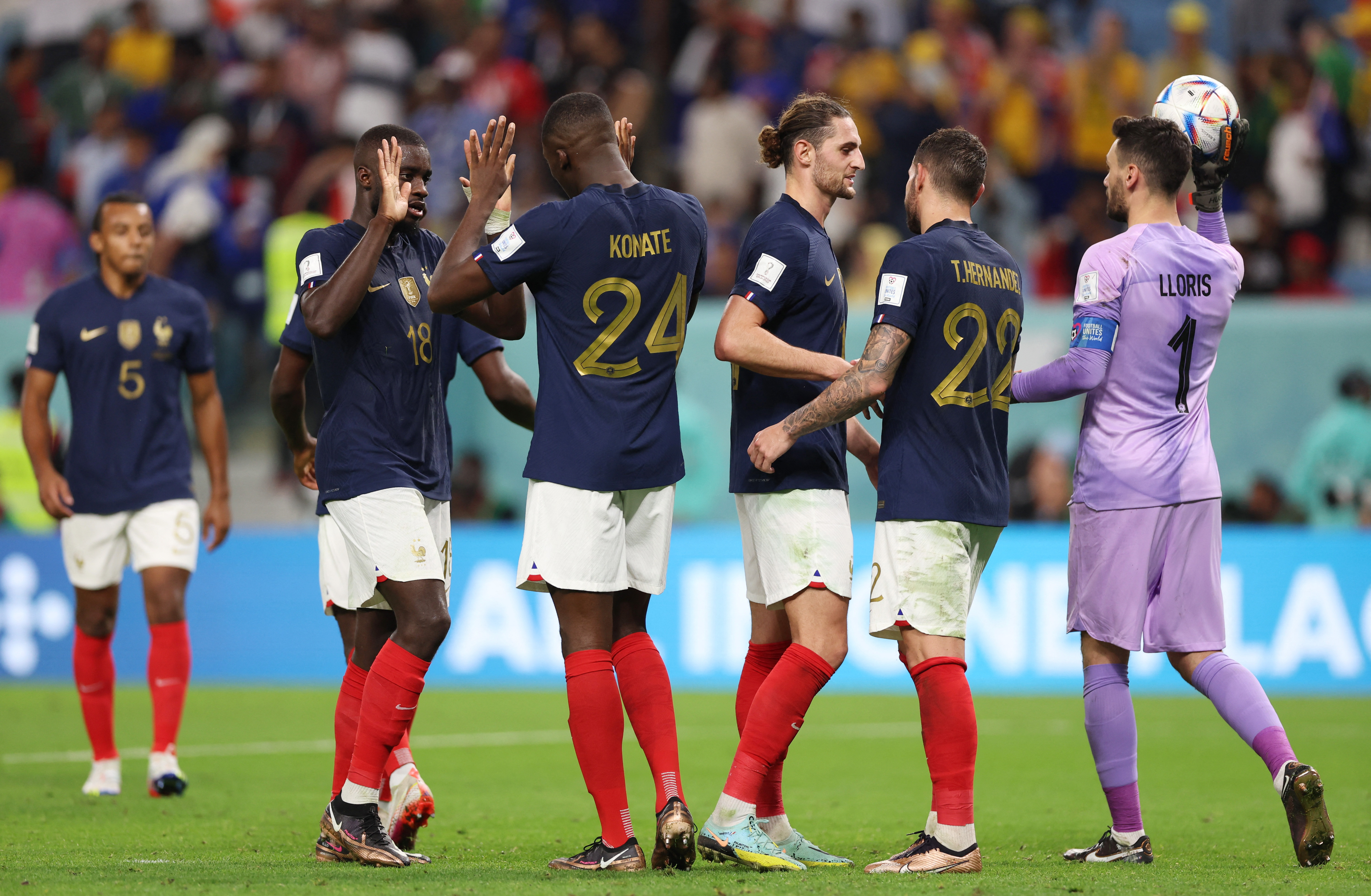 Francia goleó 4-1 a Australia en su debut en Qatar 2022. Los jugadores del campeón del mundo celebran la victoria (REUTERS/Matthew Childs)