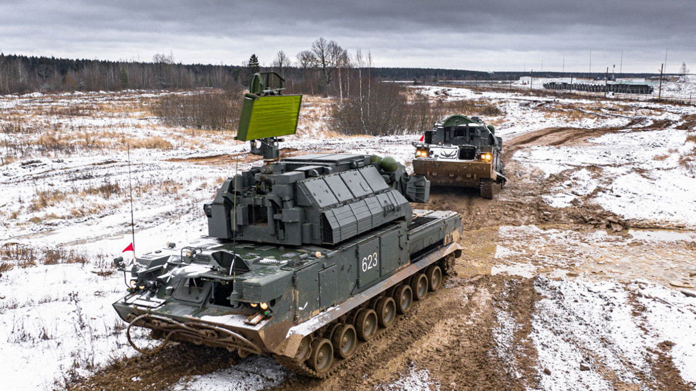 Vehículos tácticos de comunicaciones rusos en la frontera con Ucrania.