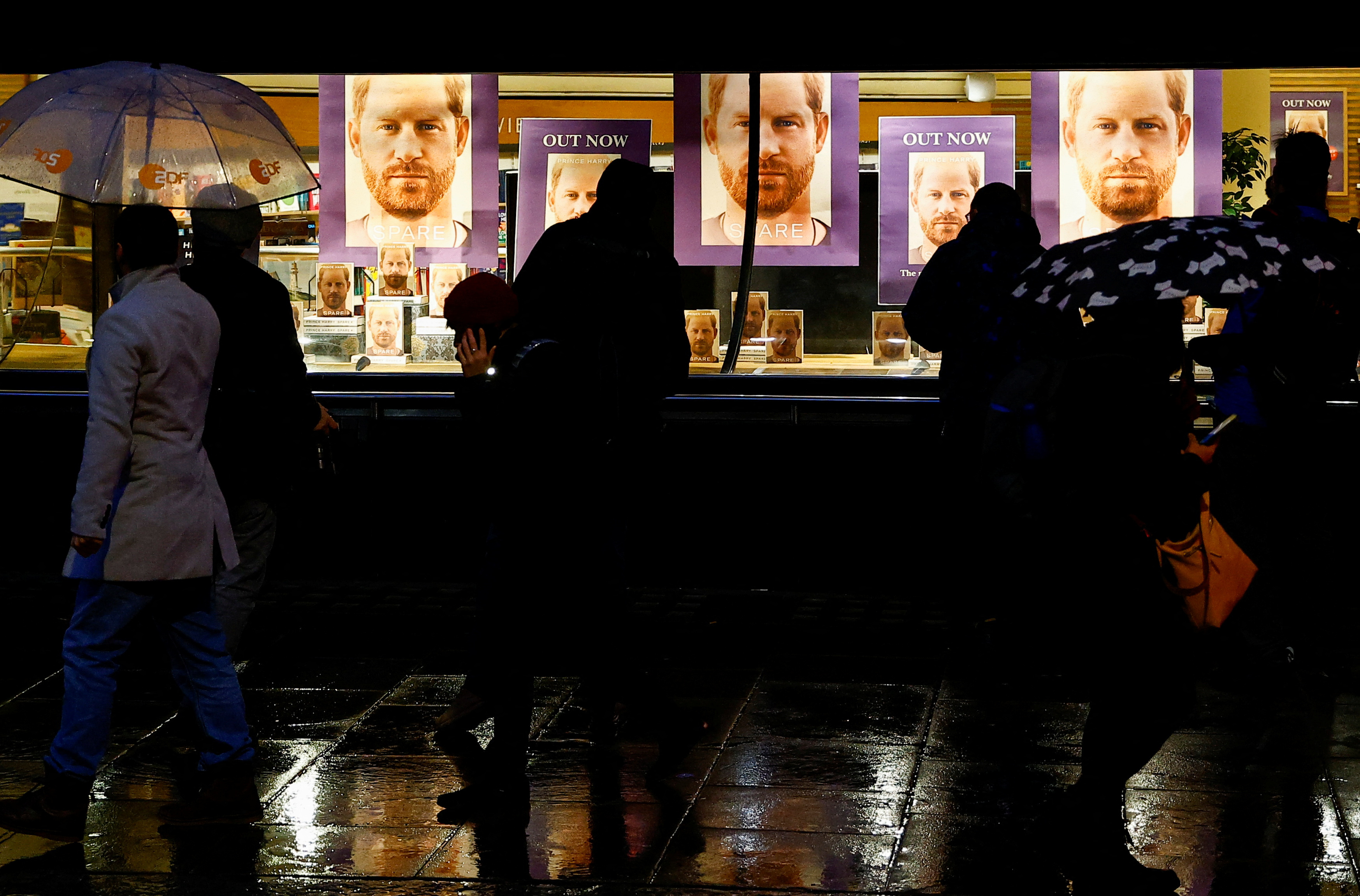 La gente pasa por la librería Waterstones mostrando la autobiografía del príncipe Harry de Gran Bretaña 'Spare', en Londres. (REUTERS/Peter Nicholls)