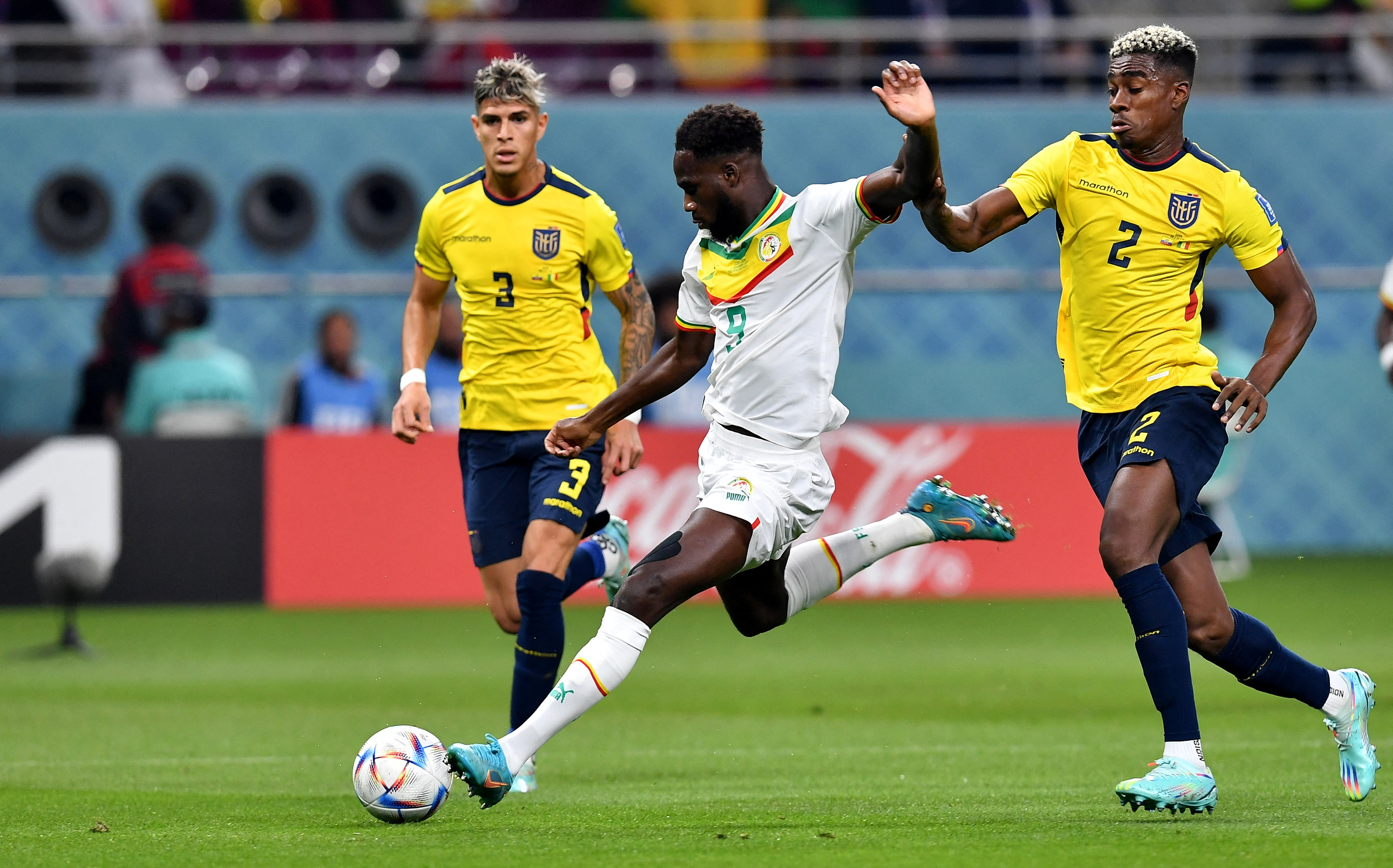 Boulaye Dia por poco sorprende a Galíndez. REUTERS/Jennifer Lorenzini