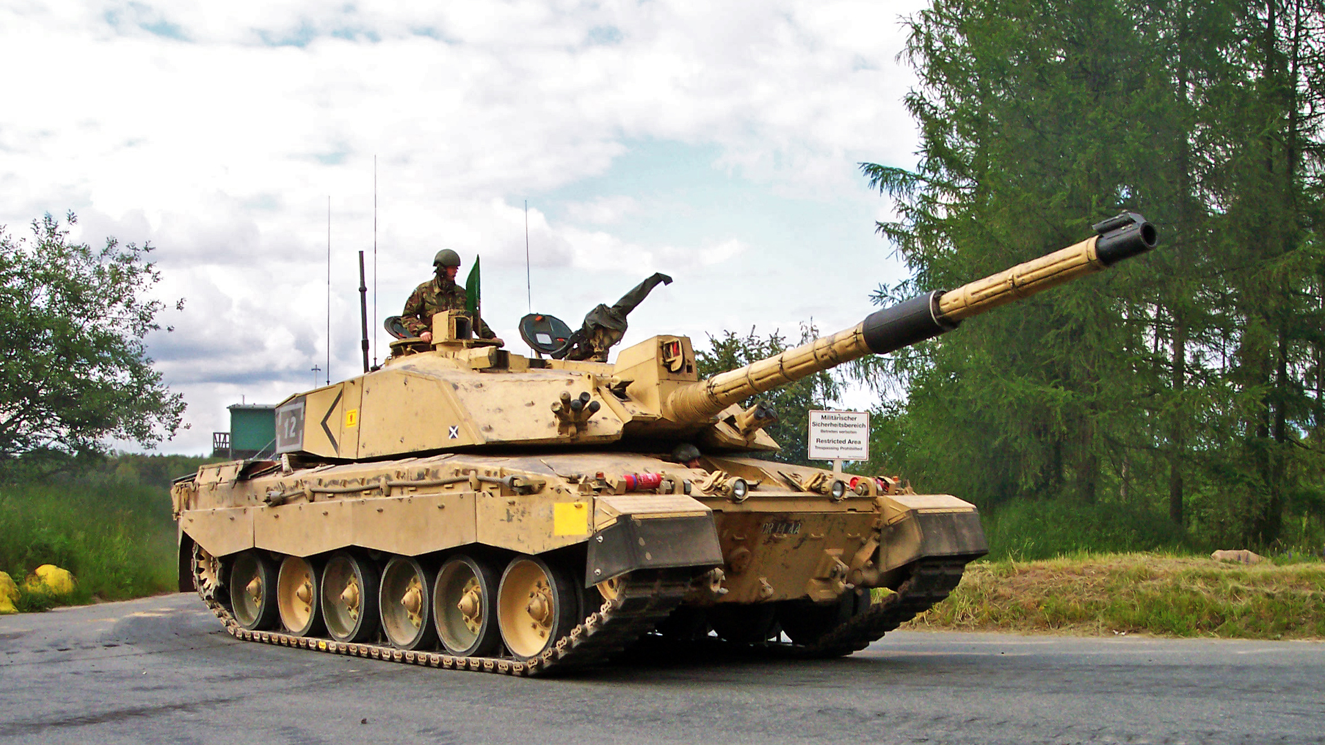 El tanque británico Challenger 2, también prometido a las fuerzas ucranianas, ya no está en producción y utiliza una munición diferente a las de los Leopard y Abrams (Archivo DEF)