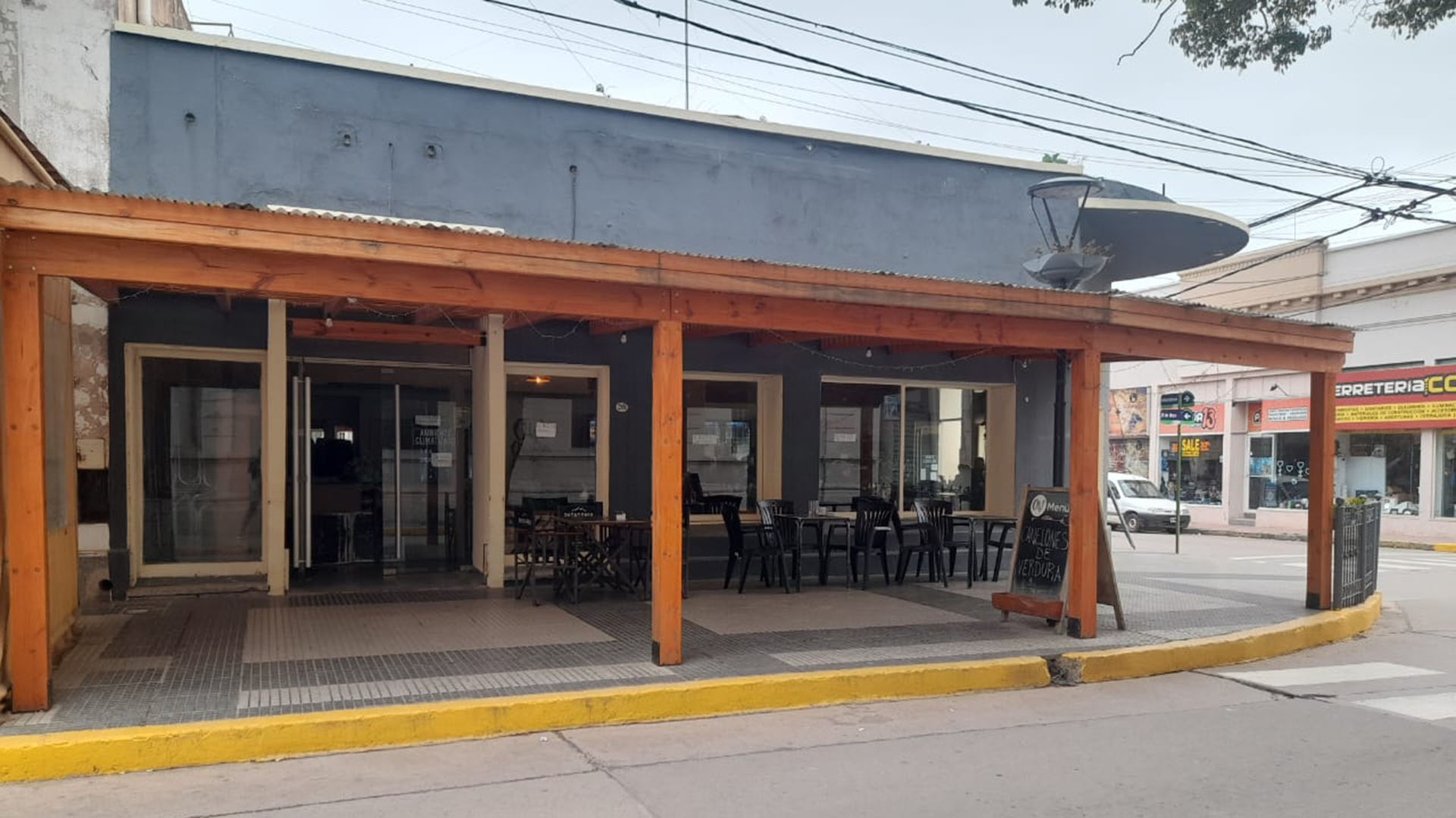 La esquina del bar donde los cuatro nenes encontraron en el piso los 50 mil pesos de la dueña del restó