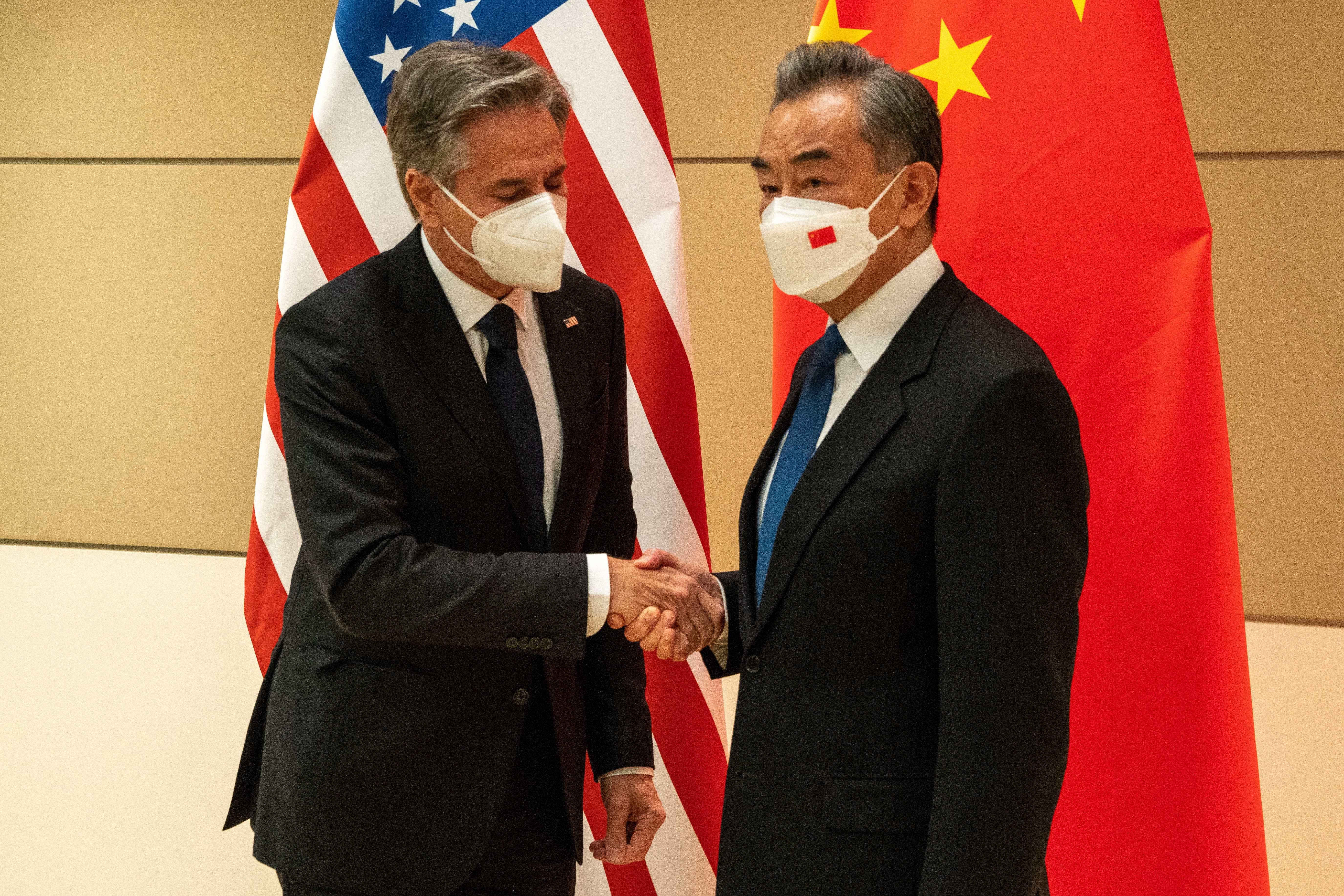 Antony Blinken and Wang Yi's handshake in New York (REUTERS / David 'Dee' Delgado)