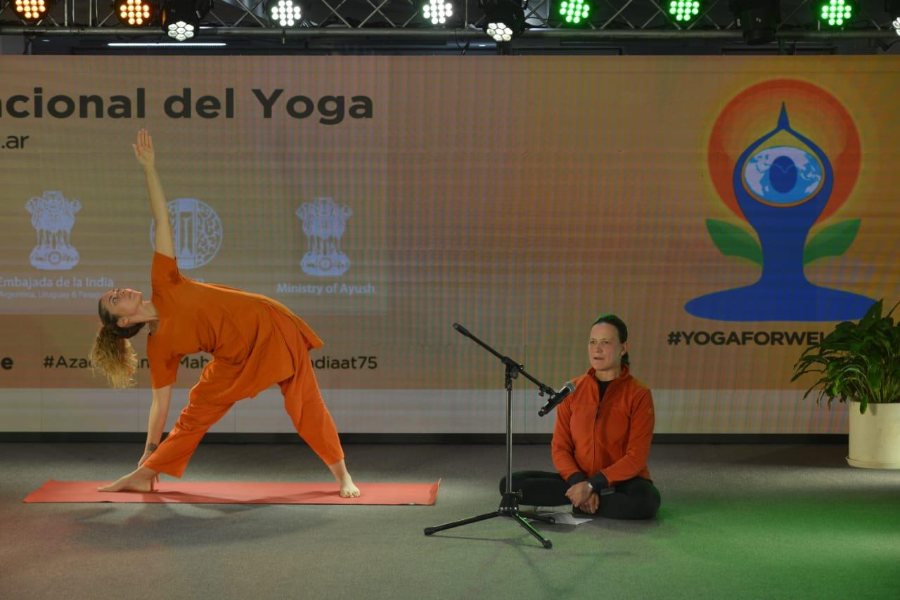 El evento contó con demostraciones de Yoga en vivo y miles de visualizaciones en el sitio web Día del Yoga