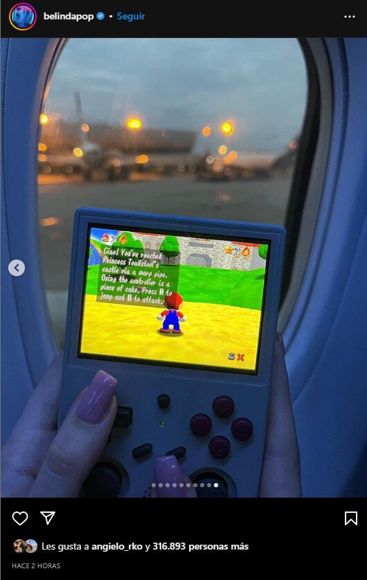 Belinda recibió toda clase de críticas por jugar un título de Mario Bros en una consola pirata. Foto: Instagram/belindapop