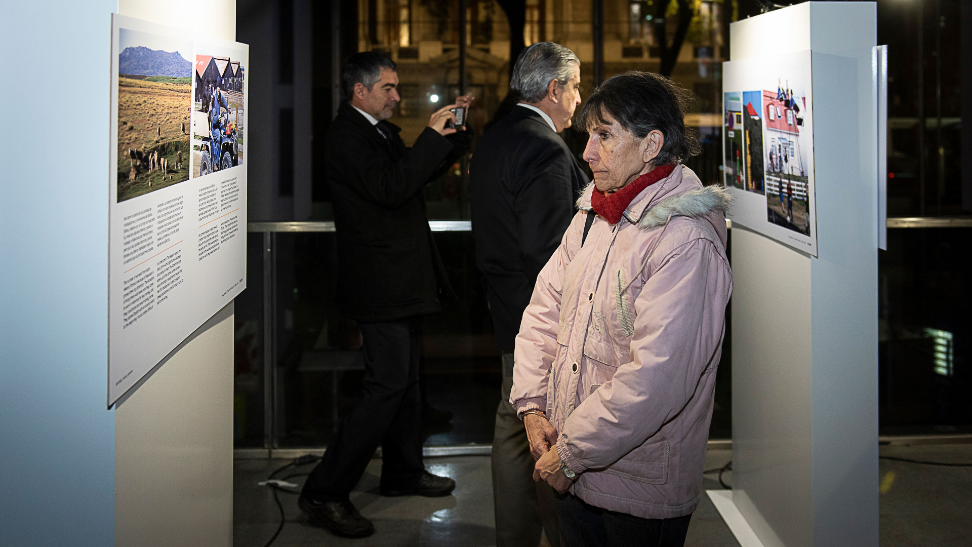 Liliana Colino, es veterana de guerra. Fue enfermera de la Fuerza Aérea y estuvo presente en el acto de inauguración de las muestras. Fotografía Gustavo Gavotti. 
