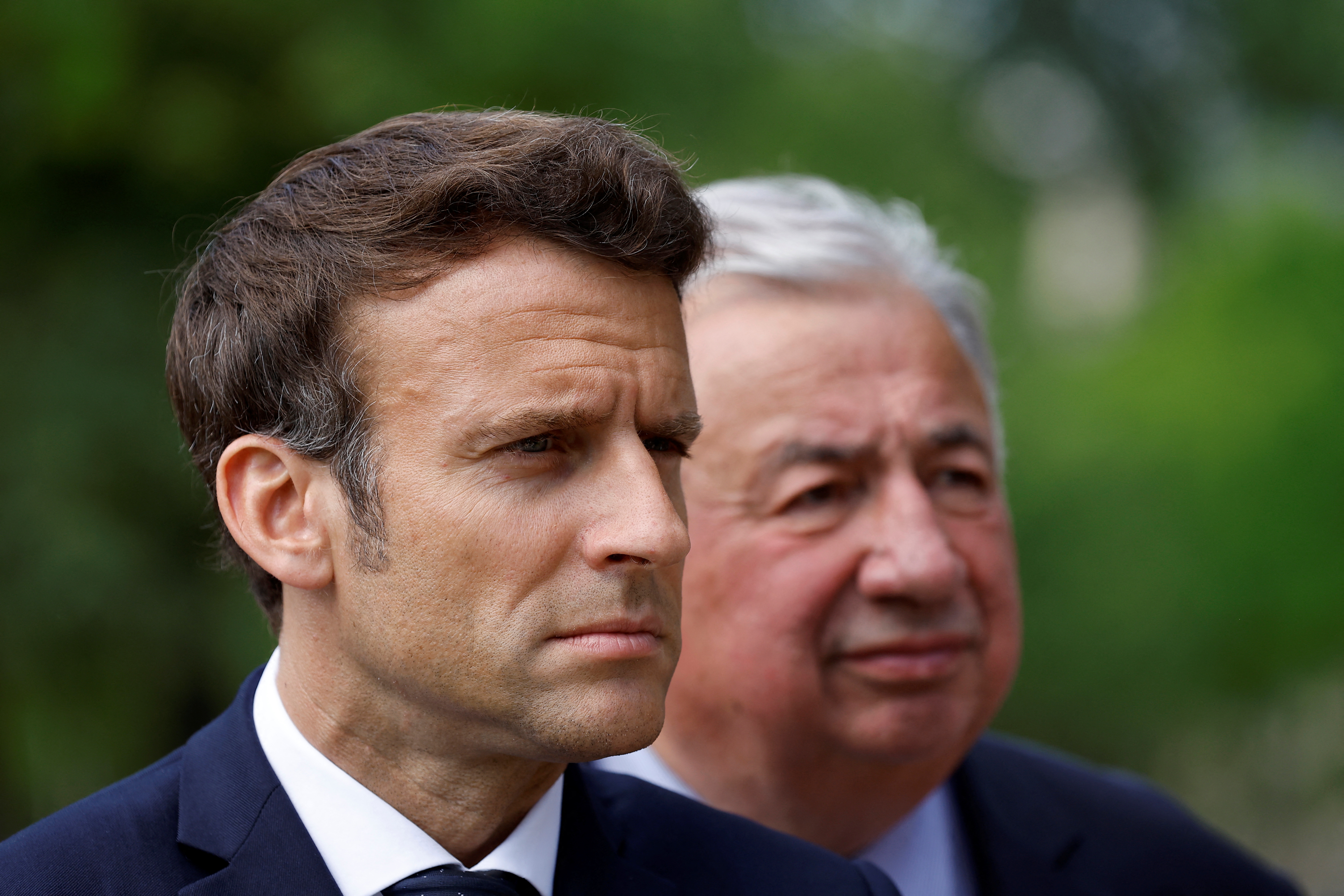 Emmanuel Macron junto al presidente del Senado, Gerard Larcher (REUTERS/Christian Hartmann)