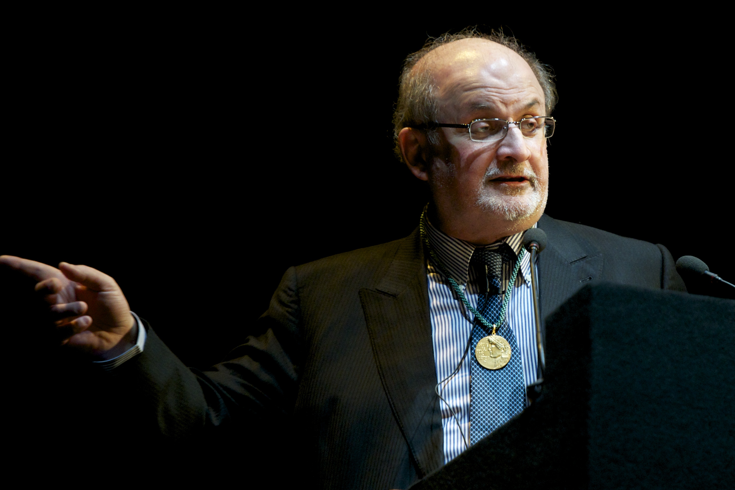 El filósofo francés Bernard-Henri Lévy inició una campaña para que Salman  Rushdie reciba el Premio Nobel de Literatura