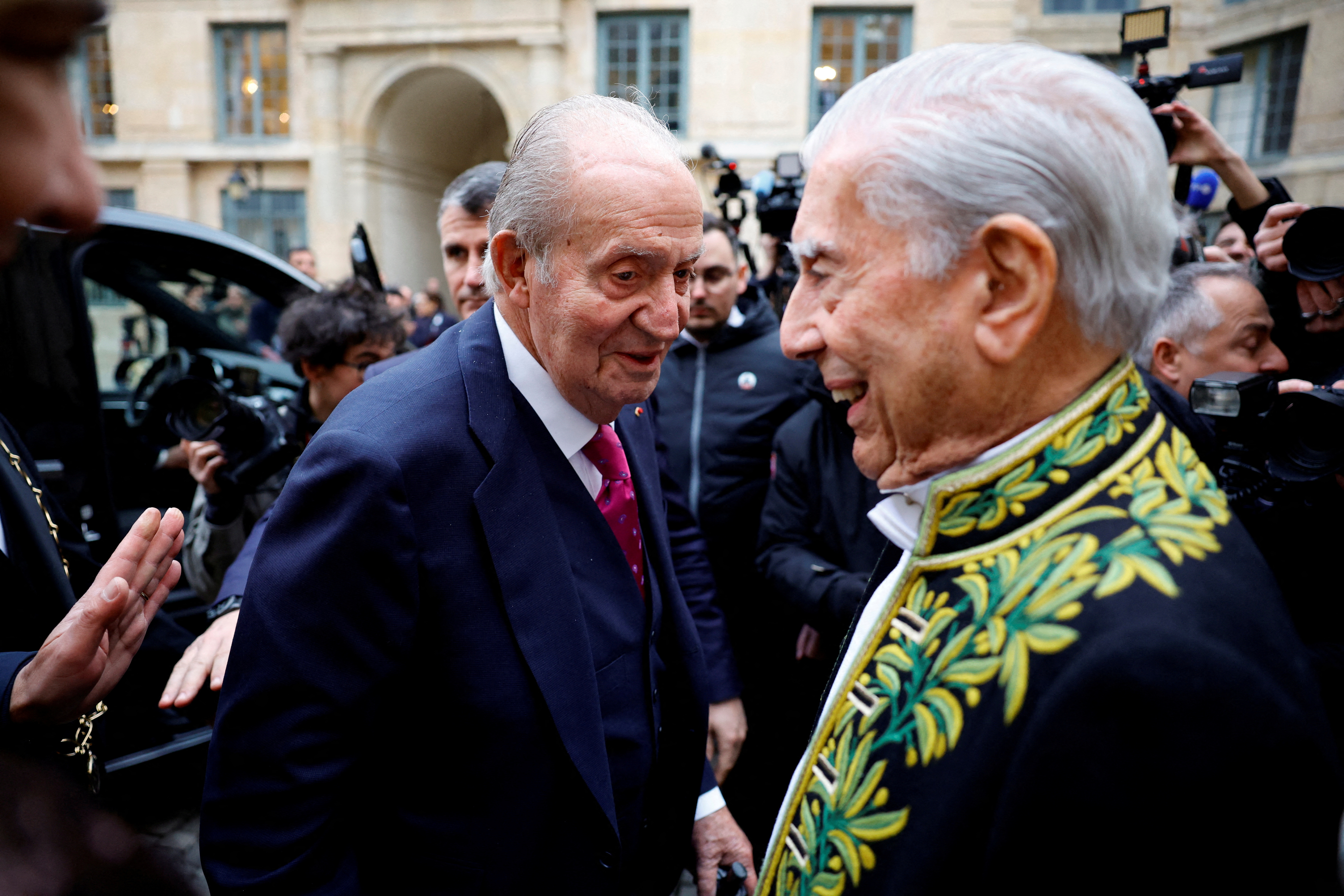 Rey Juan Carlos y Mario Vargas Llosa. REUTERS/Sarah Meyssonnier