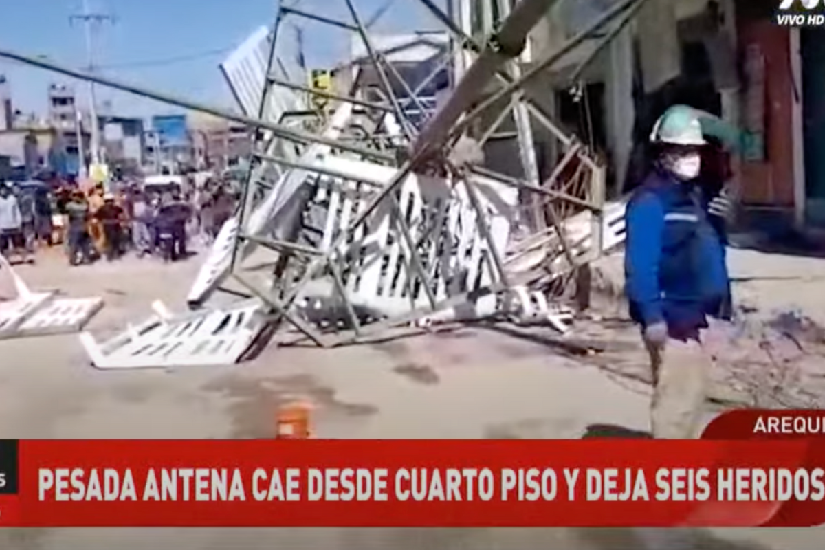 Caída de antena telefónica deja heridas a diez personas en Arequipa