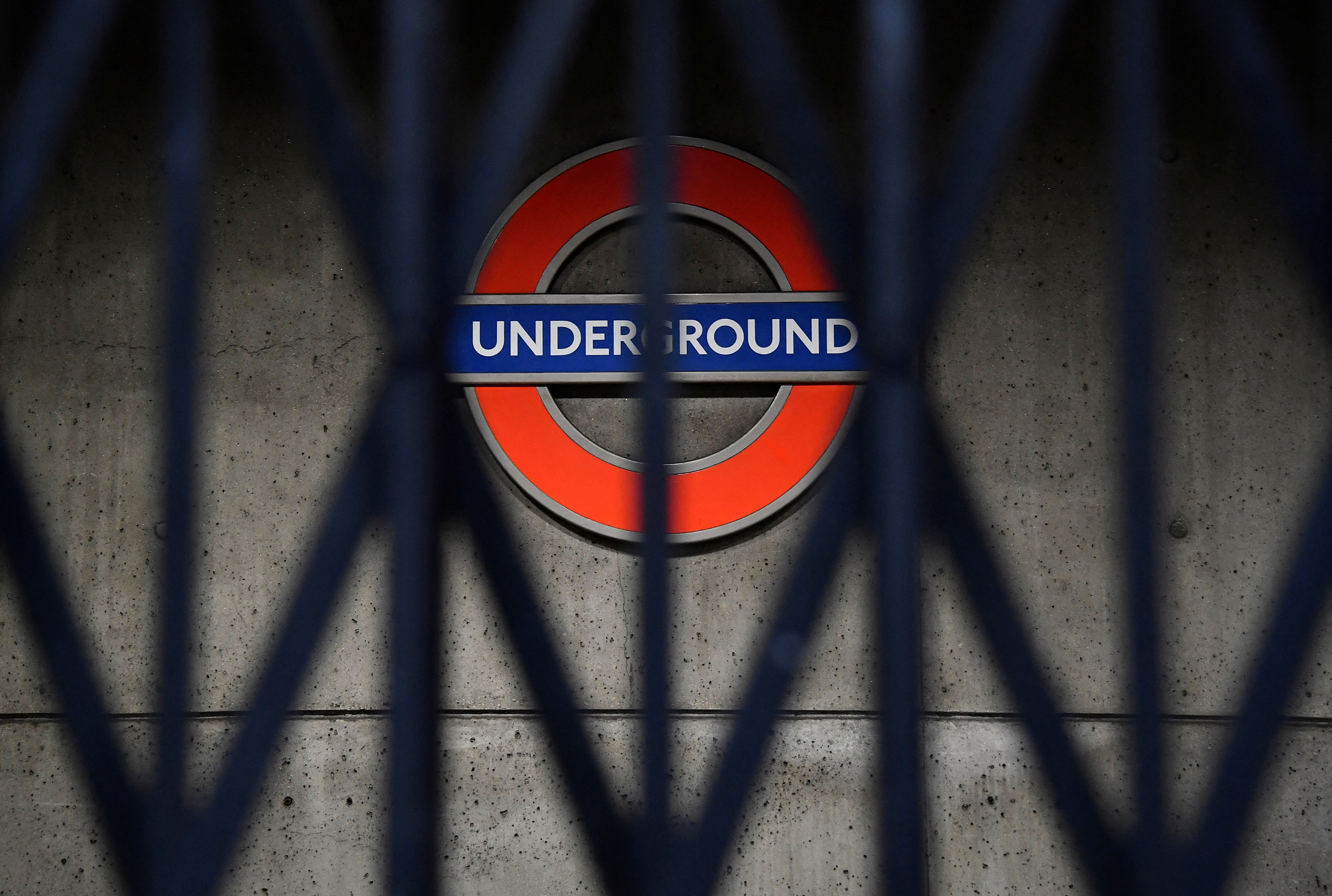 FOTO DE ARCHIVO: Una entrada de la estación de metro permanece cerrada en la estación de Westminster- Londres, Gran Bretaña, 1 de marzo de 2022. REUTERS/Toby Melville