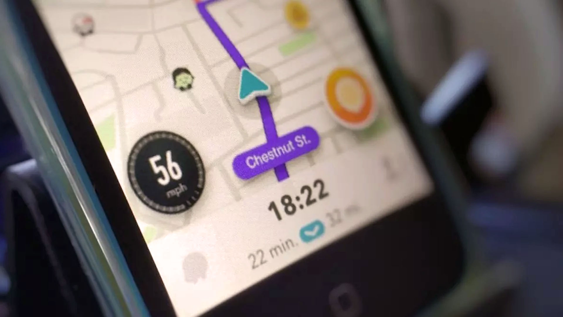 Waze fue el primero en aplicarlo, y Google Maps después. La velocidad máxima permitida y la que lleva el auto sobre el que está ubicado el teléfono con la app, se reflejan en un mismo indicador