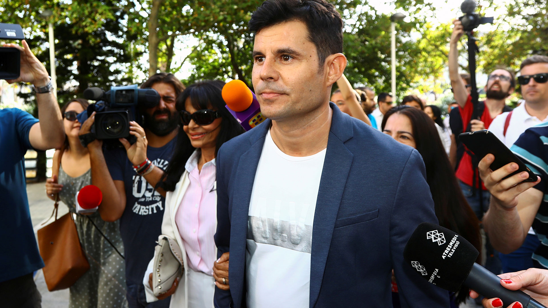 Javier Sánchez Santos junto a su madre (Reuters)