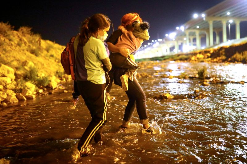 Una madre y sus hijos acompañados por un traficante de personas en el río Bravo hacia El Paso, Texas (Foto: Reuters)