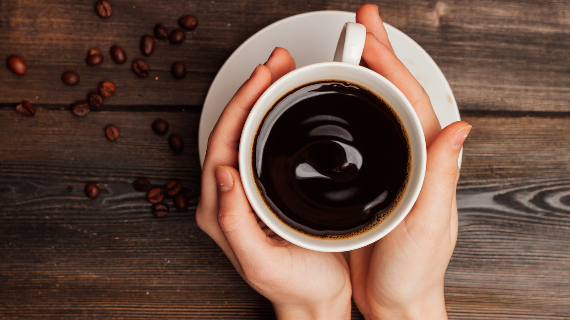 El riesgo de muerte en adultos que consumen café regularmente, varía según la cantidad de tazas consumidas al día