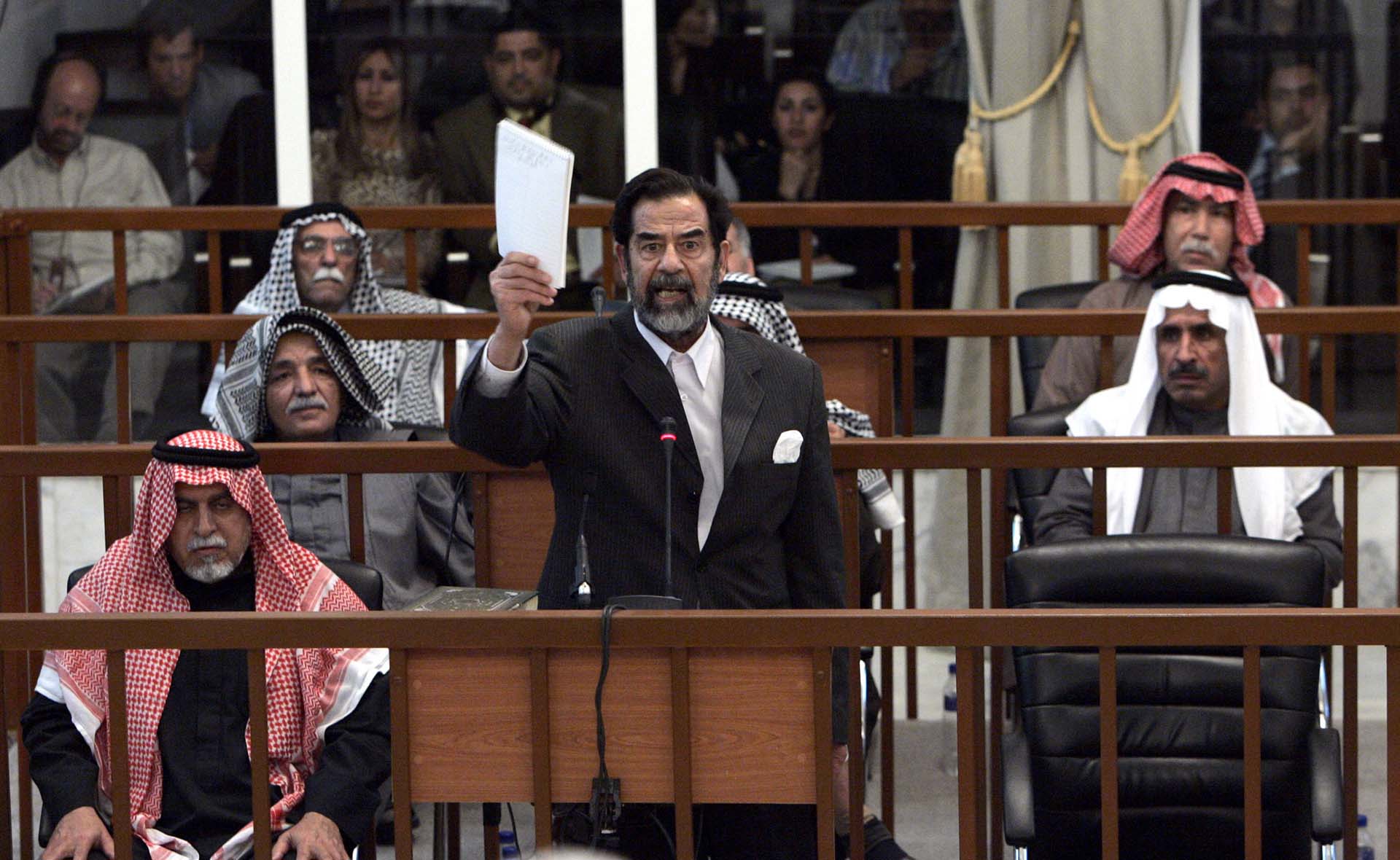 Saddam y otras siete personas enfrentaron cargos en 2005 de ordenar el asesinato de casi 150 personas en la aldea mayoritariamente chiita de Dujail, al norte de Bagdad, luego de un atentado fallido contra el ex dictador en 1982 (David Furst-pool/Getty Images)

