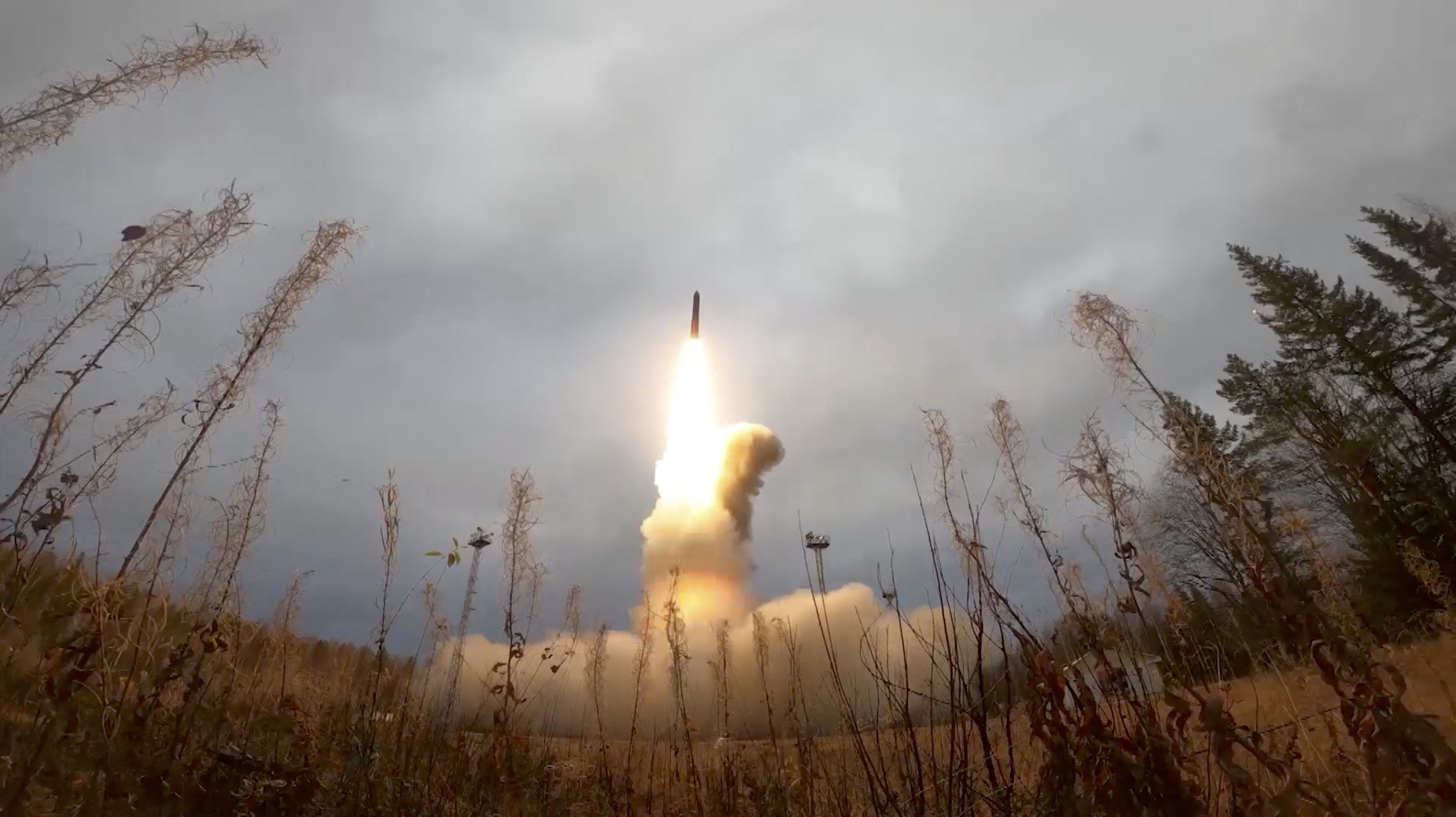 El misil balístico intercontinental Yars de Rusia lanzado durante los ejercicios realizados por las fuerzas nucleares estratégicas del país en el cosmódromo de Plesetsk (REUTERS)