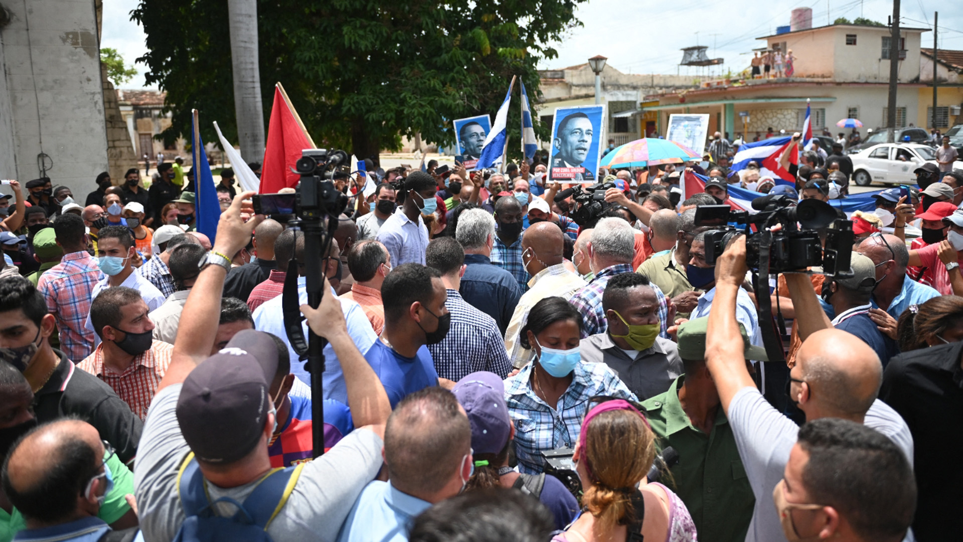 El dictador cubano Miguel Díaz-Canel es visto durante una manifestación realizada por ciudadanos para exigir mejoras en el país, en San Antonio de los Baños (Foto: AFP)