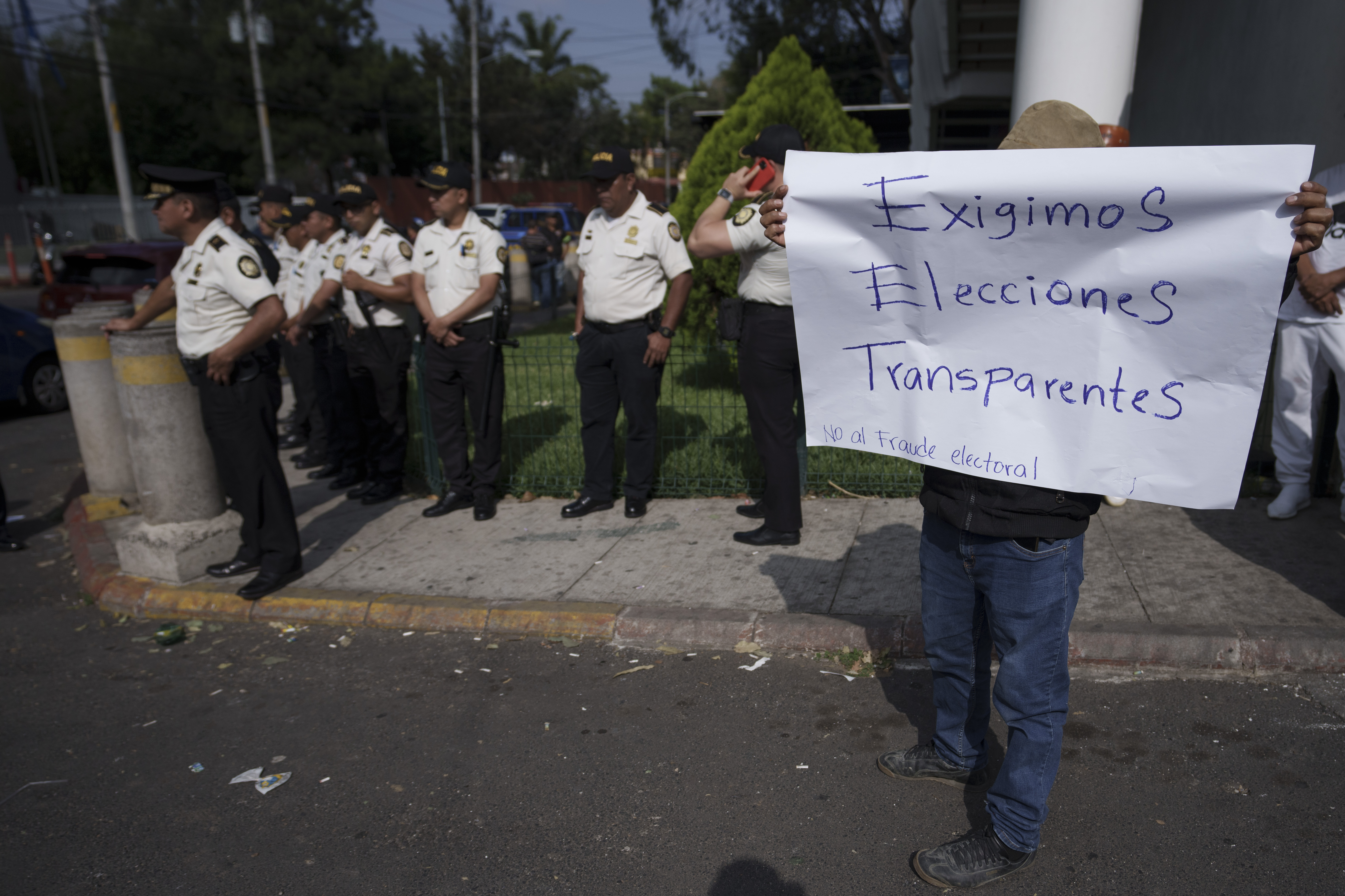 Seguidores del partido político Liberación del Pueblo exigen elecciones transparentes en Guatemala (AP Foto/Moisés Castillo)