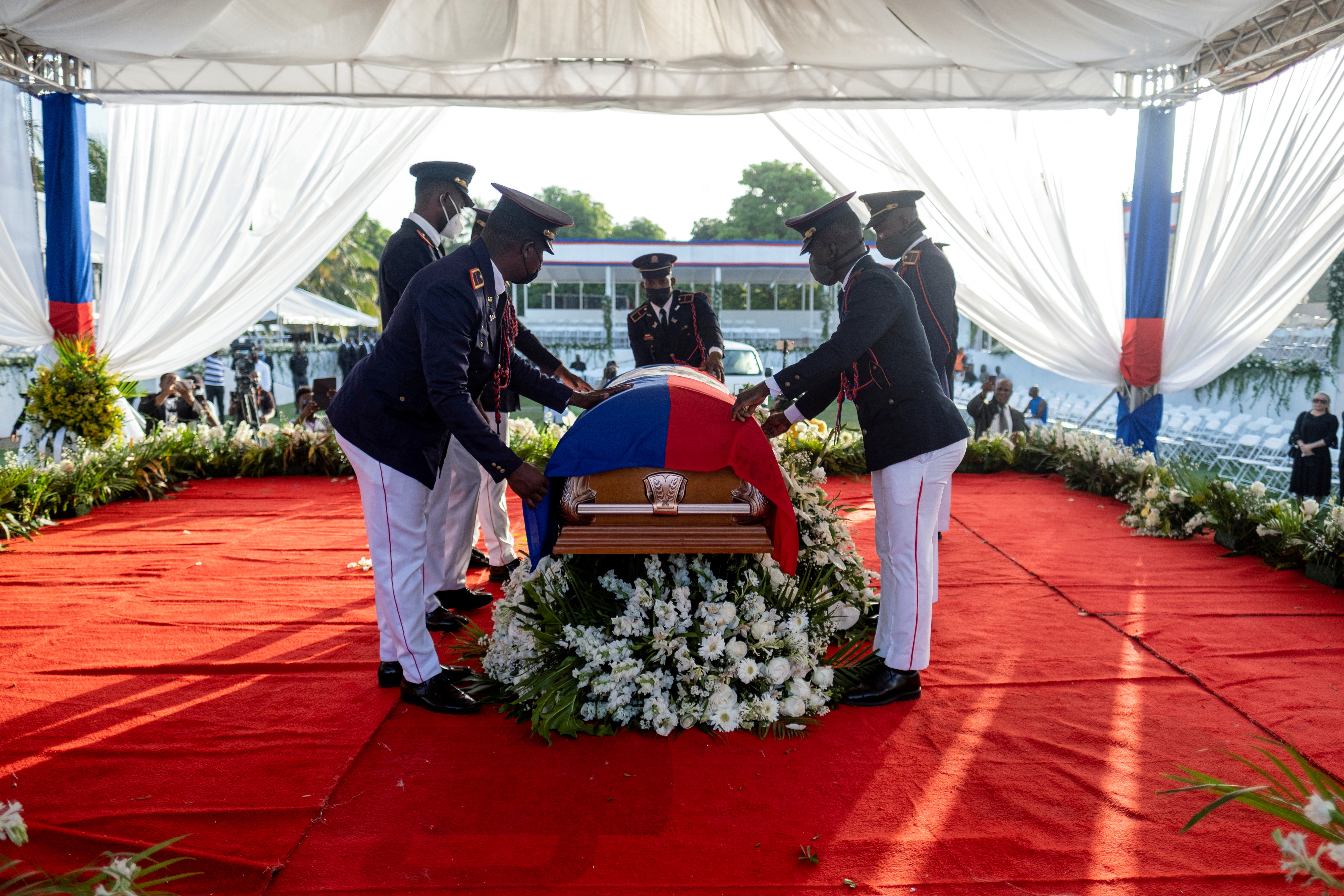 FOTO DE ARCHIVO: Los guardias de honor presidenciales colocan una bandera nacional sobre el ataúd del difunto presidente haitiano Jovenel Moise, quien fue asesinado a tiros a principios de este mes, durante el funeral en la casa de su familia en Cabo Haitiano, Haití, el 23 de julio de 2021. REUTERS/Ricardo Arduengo/Foto de archivo