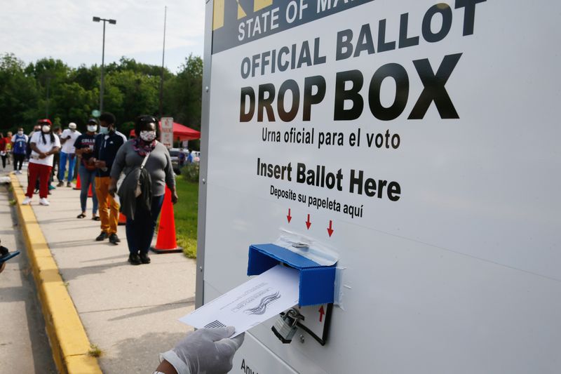 Larga fila para emitir sus votos por adelantado en College Park, Maryland. REUTERS/Jim Bourg