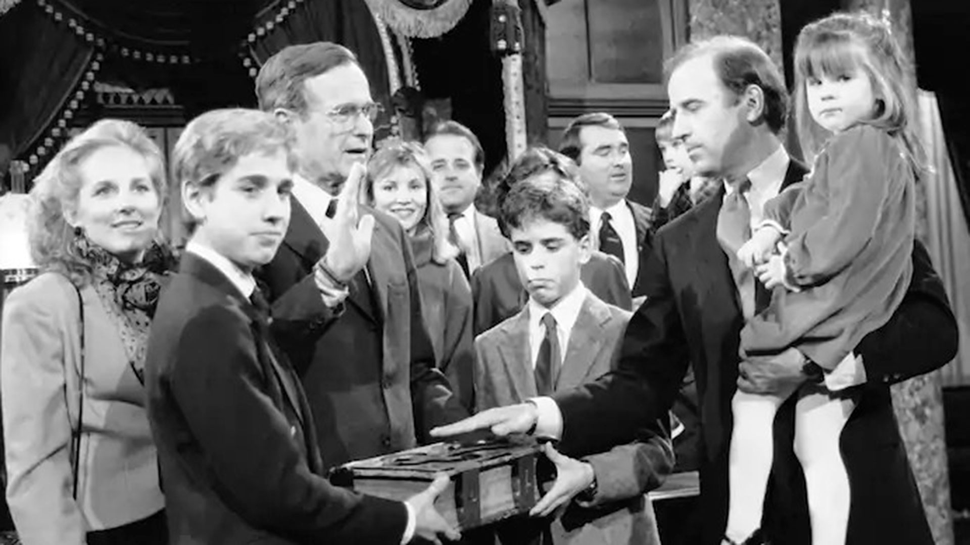 FOTO DE ARCHIVO: El entonces senador Joe Biden sostiene a su hija Ashley mientras toma juramento con el vicepresidente George H.W. Bush el 3 de enero de 1985. (Lana Harris/AP)