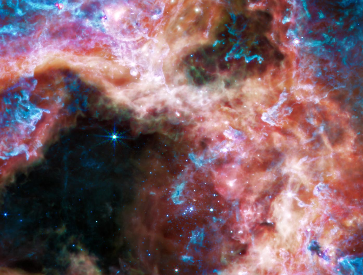 Gran parte de la nebulosa adquiere una apariencia más fantasmal y difusa porque la luz del infrarrojo medio puede mostrar más de lo que sucede en el interior de las nubes (NASA)