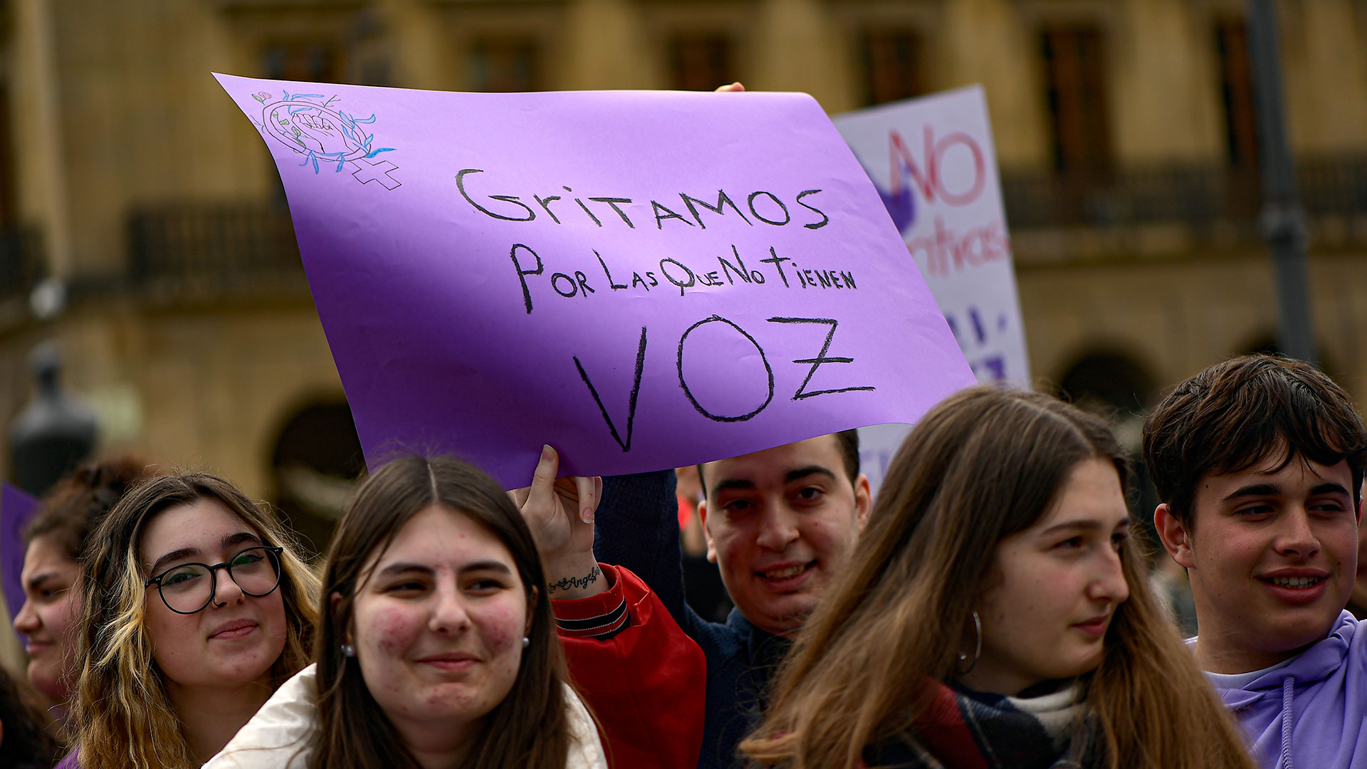 Adolescentes protestan durante la celebración del Día Internacional de la Mujer, en Pamplona, ​​norte de España. La pancarta dice: "Gritamos por las mujeres que no tienen voz".