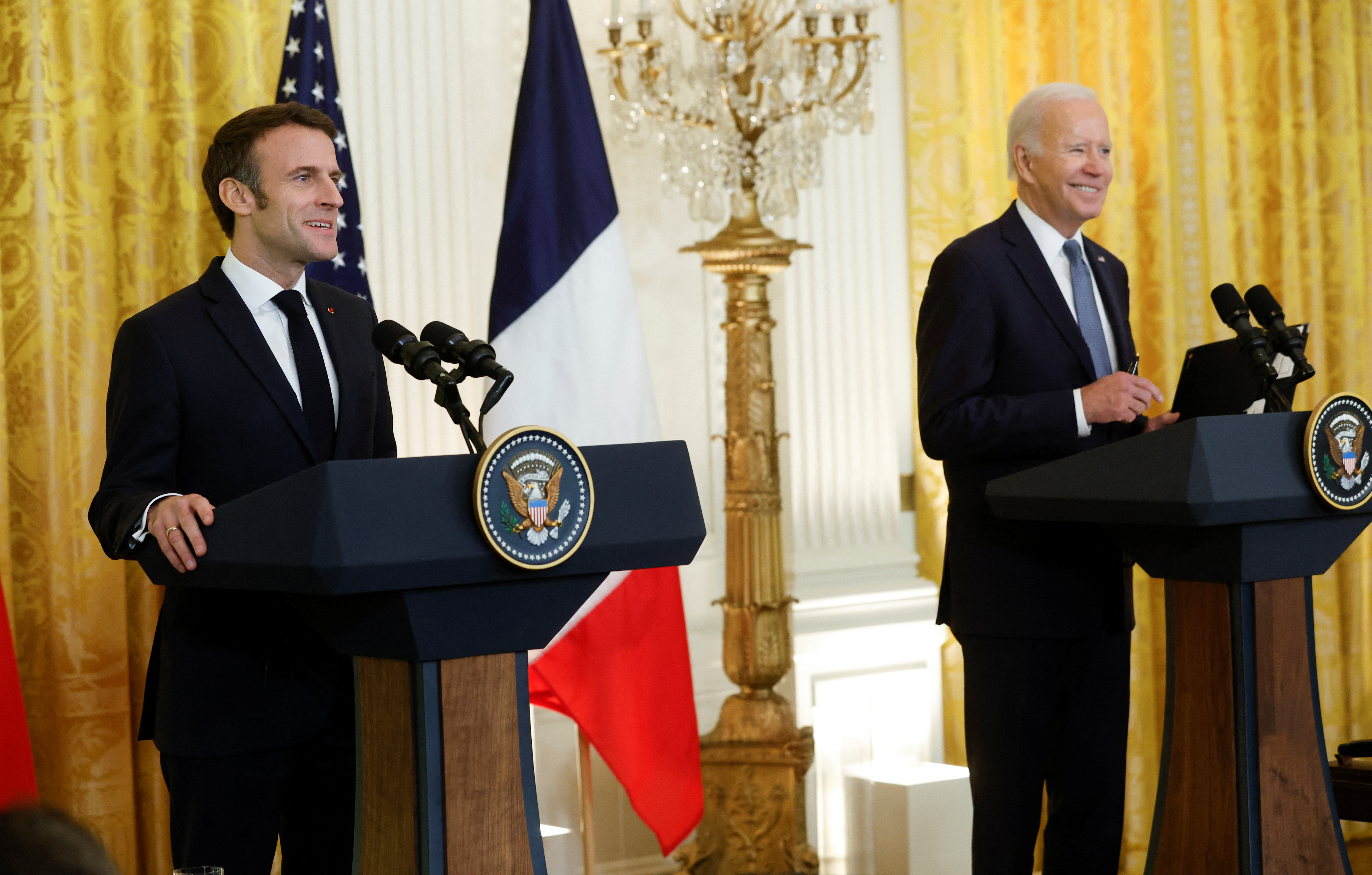 Joe Biden y Emmanuel Macron brindaron una conferencia de prensa desde la Casa Blanca después de la reunión que mantuvieron en el Salón Oval (REUTERS/Jonathan Ernst)