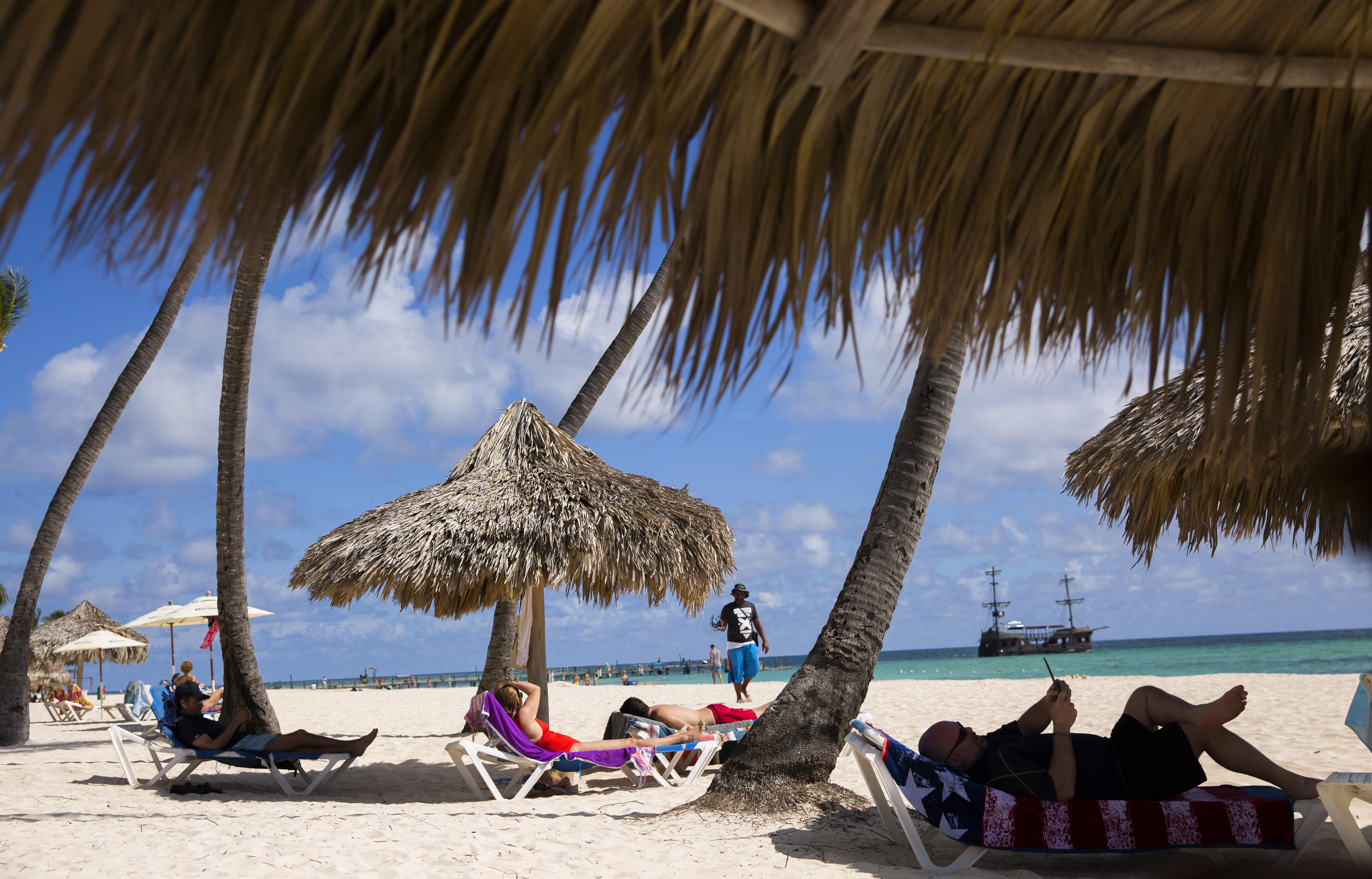 Turistas disfrutan de la playa Punta Cana (República Dominicana). EFE/Orlando Barría/Archivo
