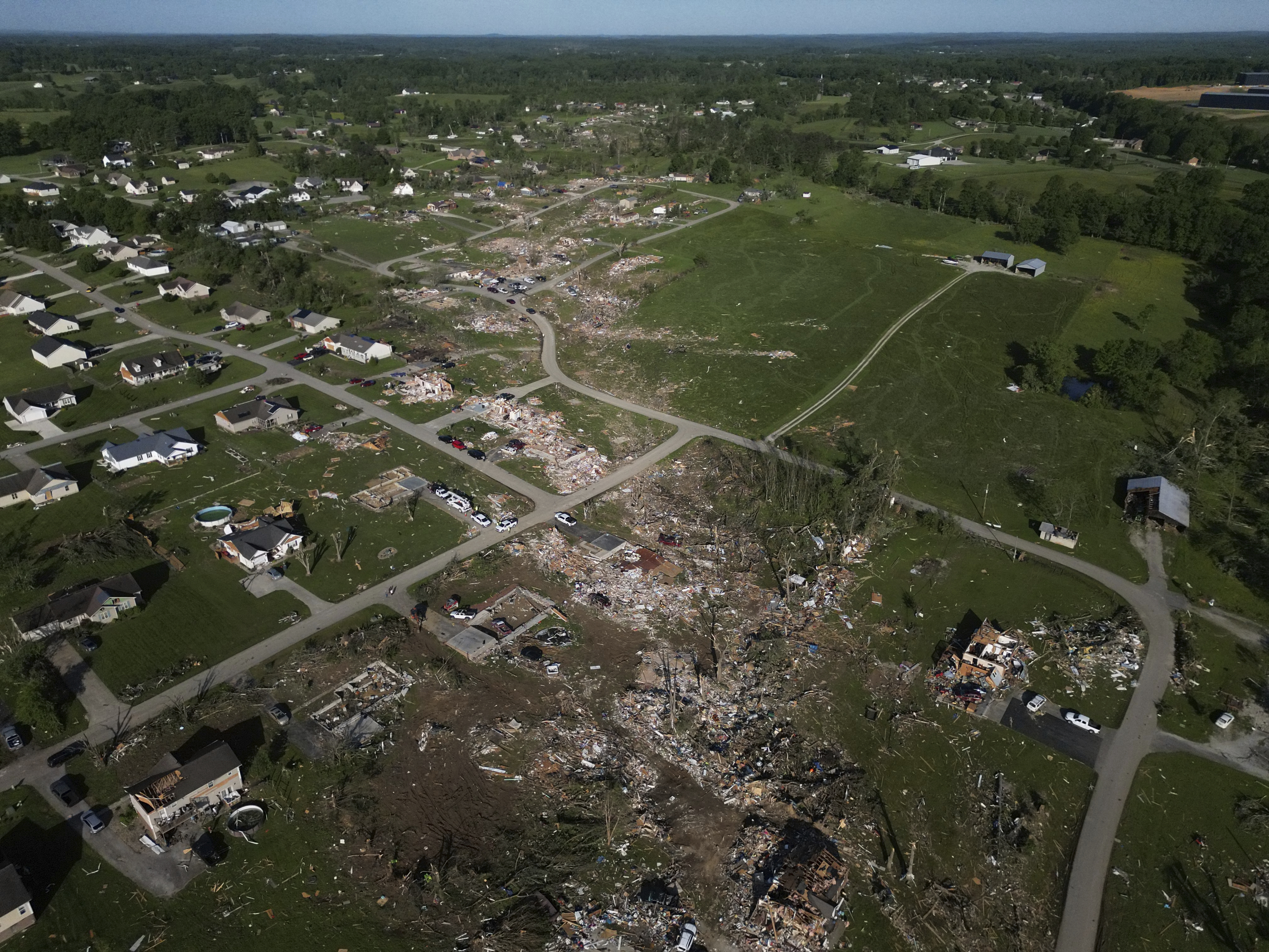 Una devastadora serie de tornados y tormentas dejó 28 muertos y severos  daños en Estados Unidos - Infobae, image size:4032x3024