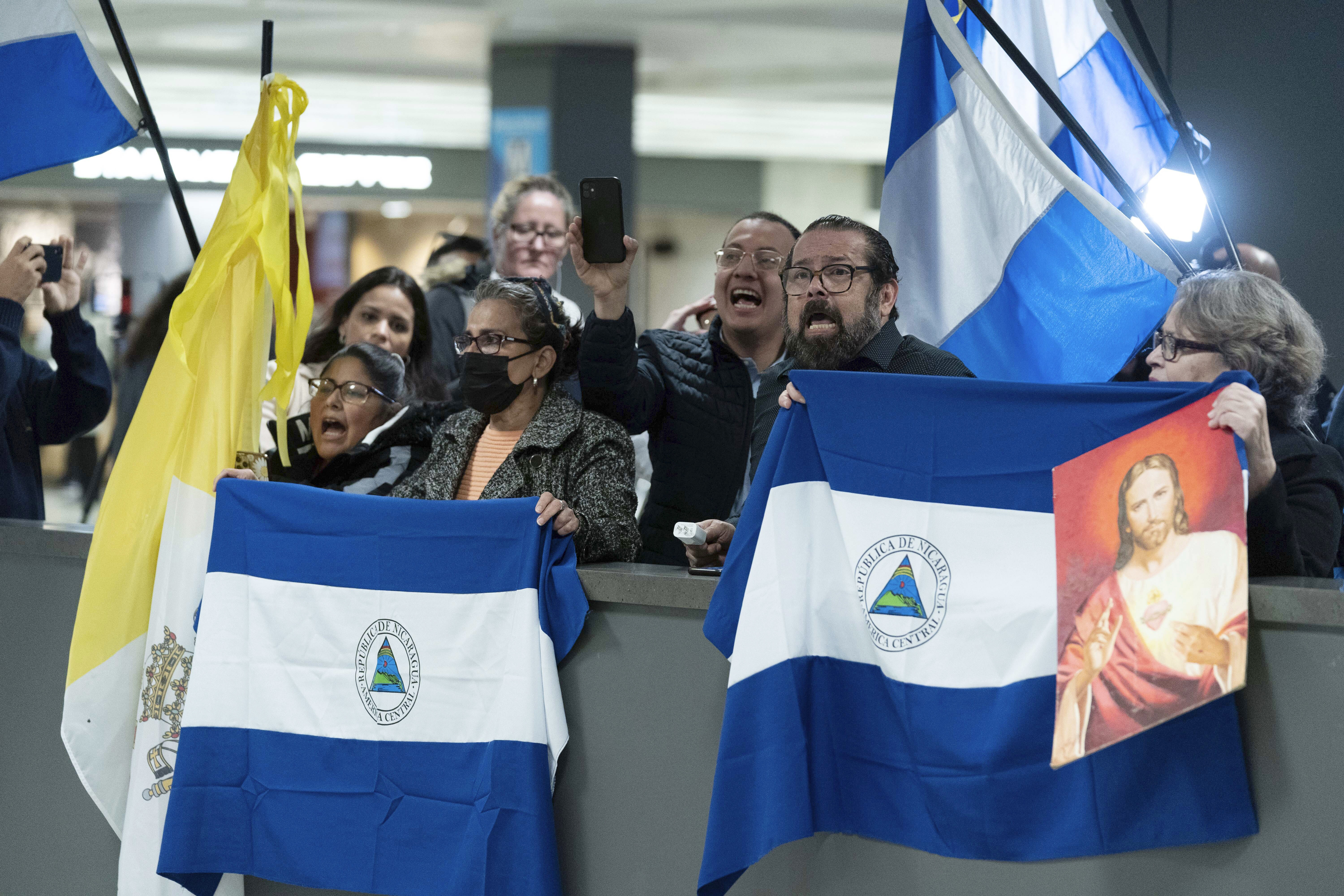 Seguidores de presos políticos de Nicaragua claman en el aeropuerto internacional Washington Dulles International, en Chantilly, Virginia, Estados Unidos, el jueves 9 de febrero de 2023 (AP Foto/José Luis Magana)