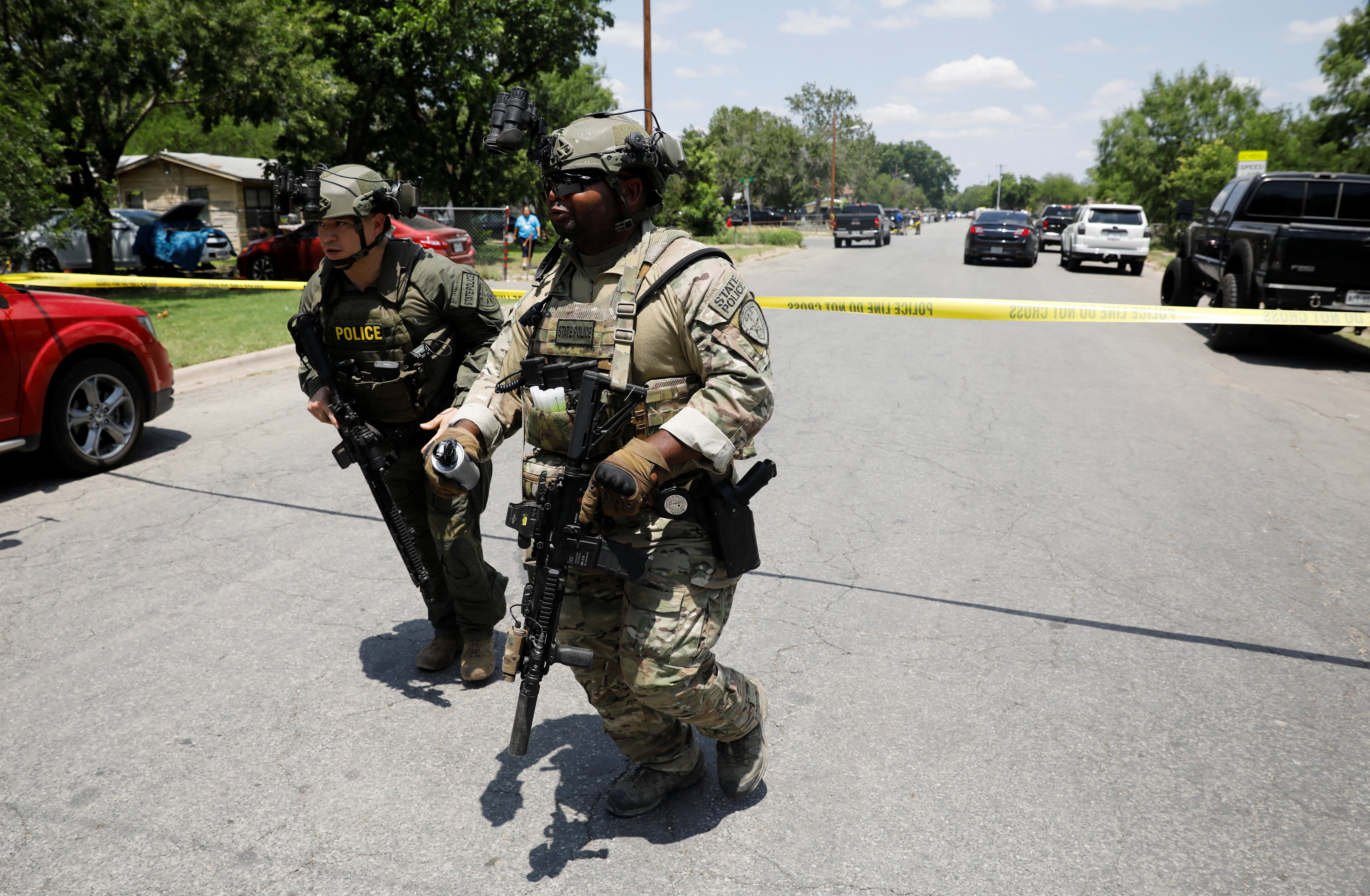 Autorità sulla scena di una sparatoria vicino alla Robb Elementary School di Ovaldi, Texas, USA, 24 maggio 2022. REUTERS/Marco bello