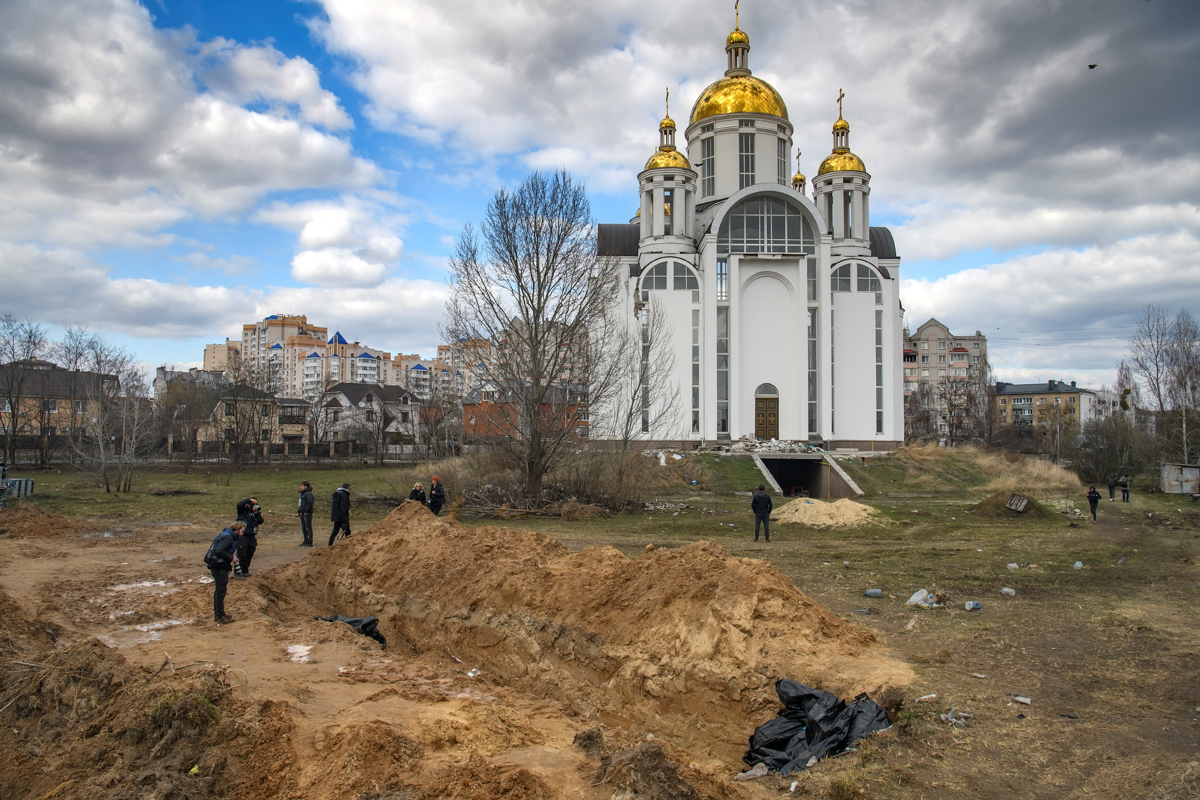 Una fosa común con cuerpos de civiles que fueron asesinados por soldados rusos en Bucha, en la región de Kyiv (Reuters)