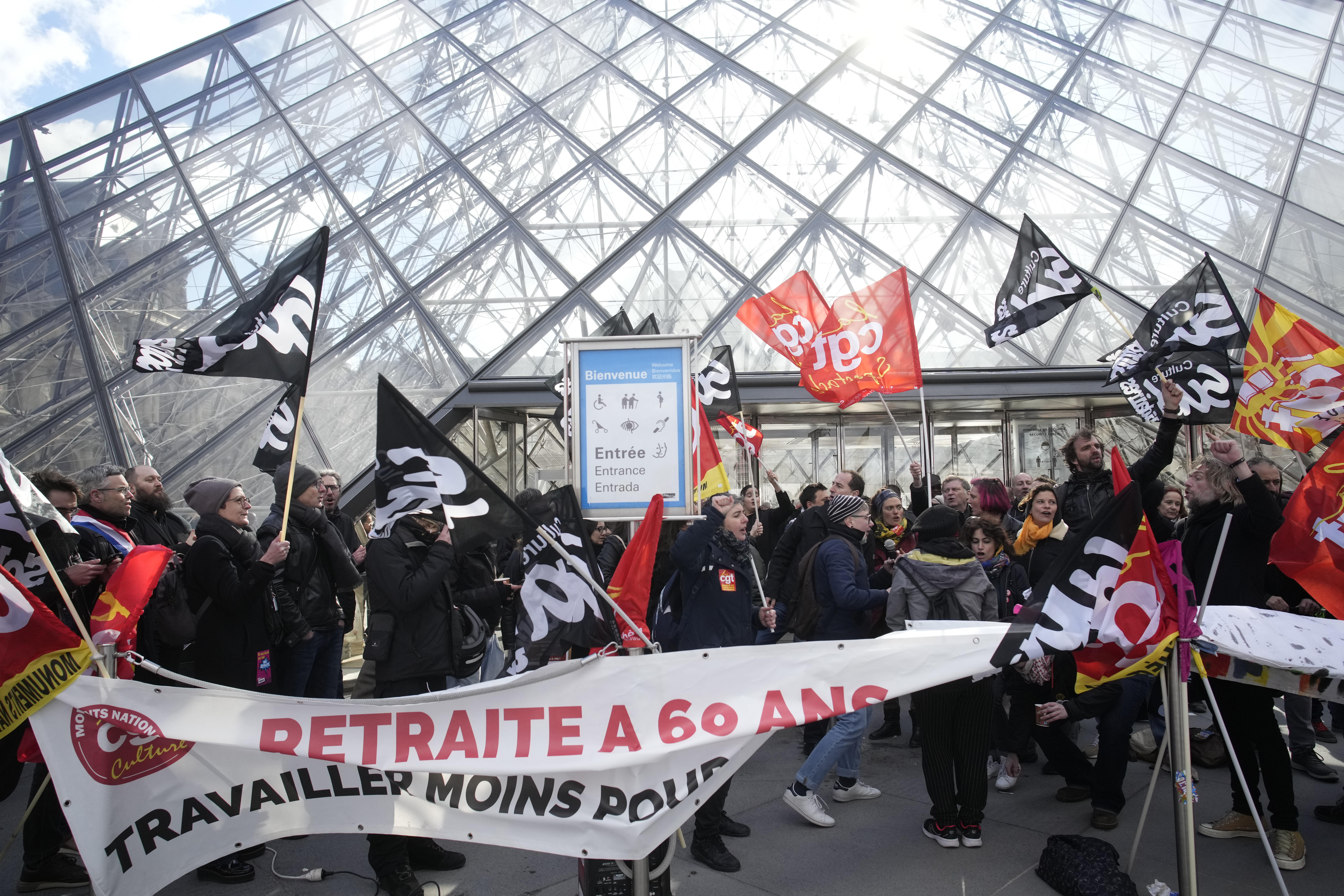 Trabajadores de la industria cultural se manifiestan fuera del museo del Louvre  (Foto AP/Christophe Ena)