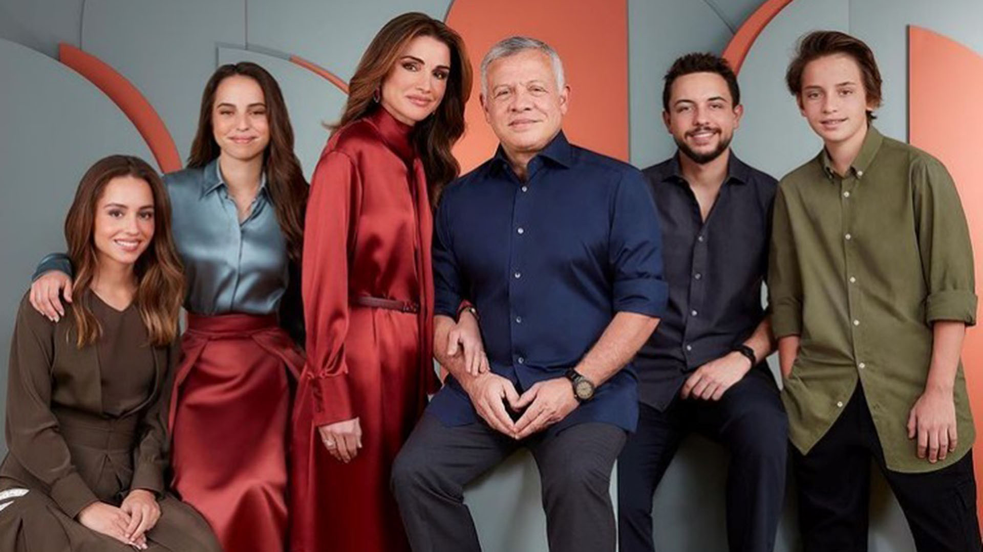 Familia real jordana (de izquierda a derecha): princesa Iman, princesa Salma, reina Rania, rey Abdalá II, príncipe heredero Hussein y príncipe Hashem.

