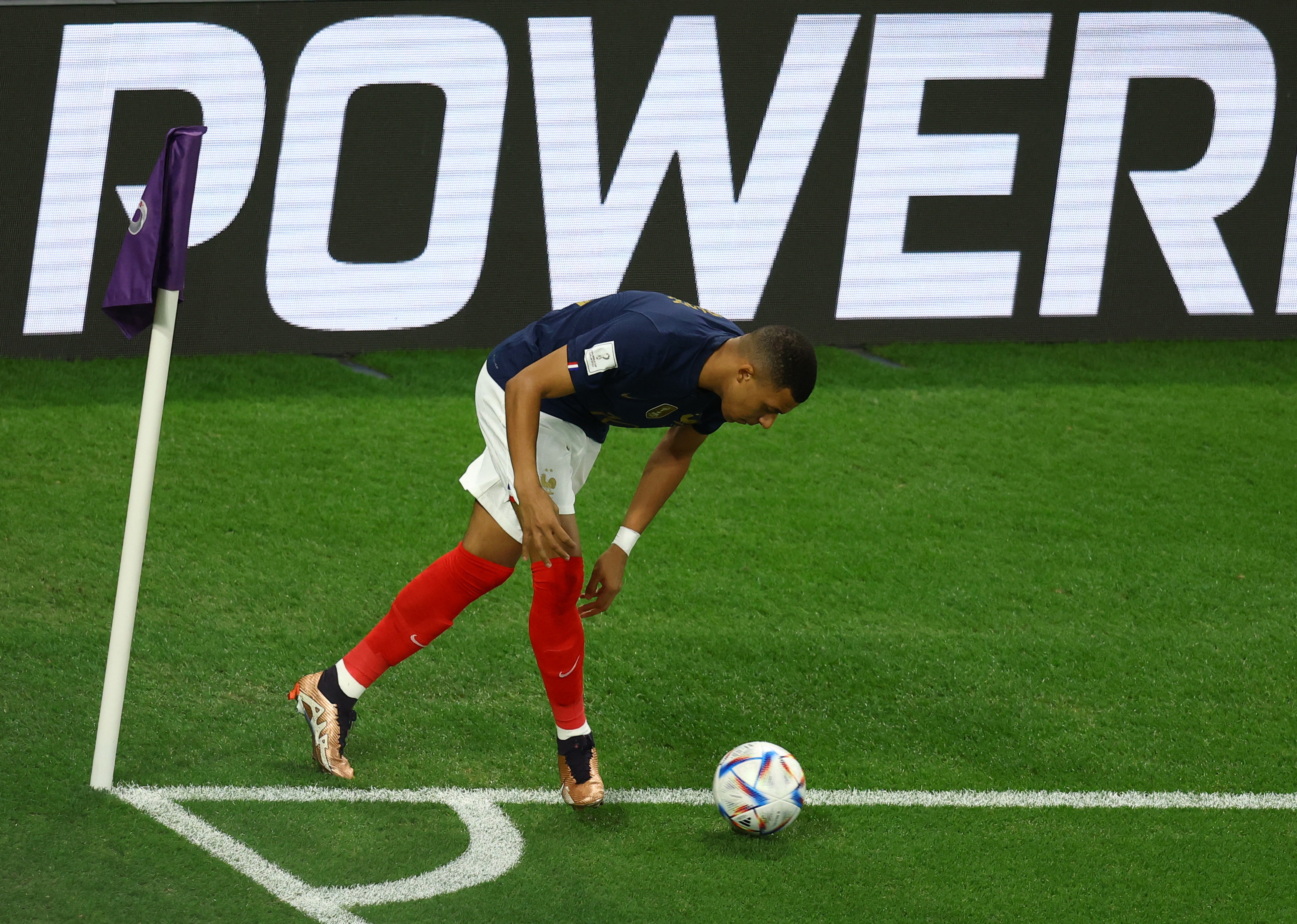 Kylian Mbappe lanza un tiro de esquina corto en el enfrentamiento ante Polonia por los octavos de final en el estadio Al Thumama (REUTERS/Lee Smith)