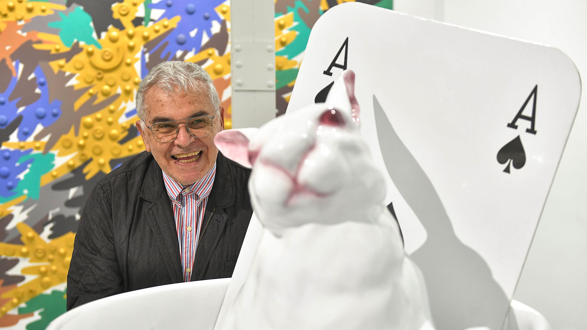Edgardo Giménez junto al conejo que creó para su obra homenaje a "Alicia en el país de las maravillas" (Télam)